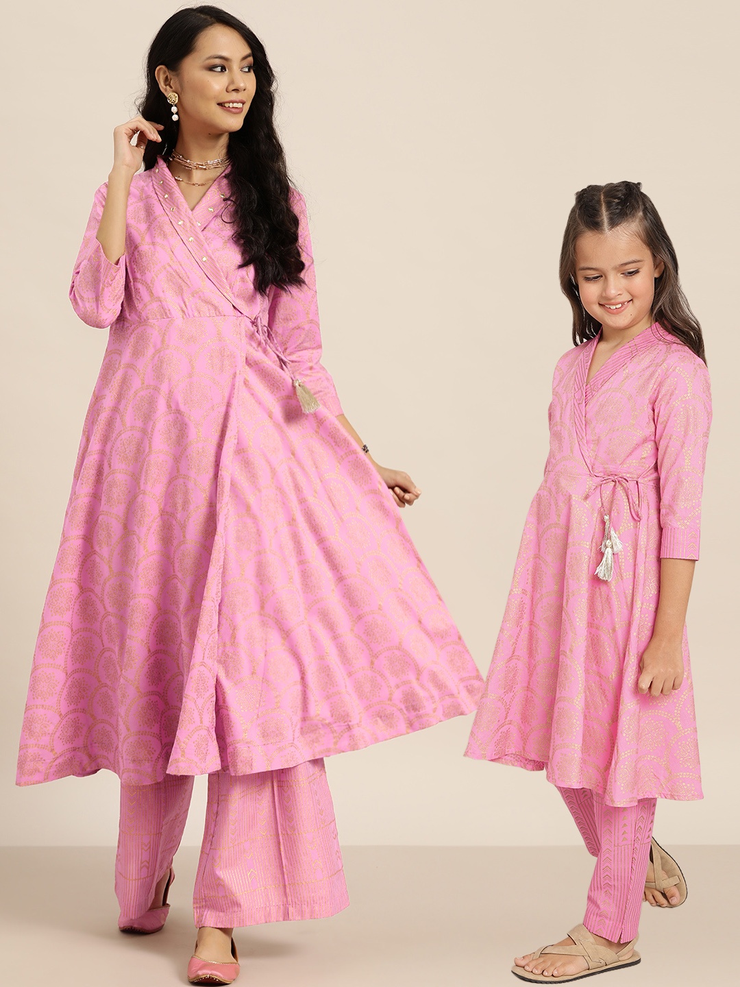 Sangria Girls Pink & Golden Ethnic Motifs Print Pure Cotton Angrakha Kurta With Trousers
Sangria Girls Pink & Golden Ethnic Motifs Print Pure Cotton Angrakha Kurta With Trousers