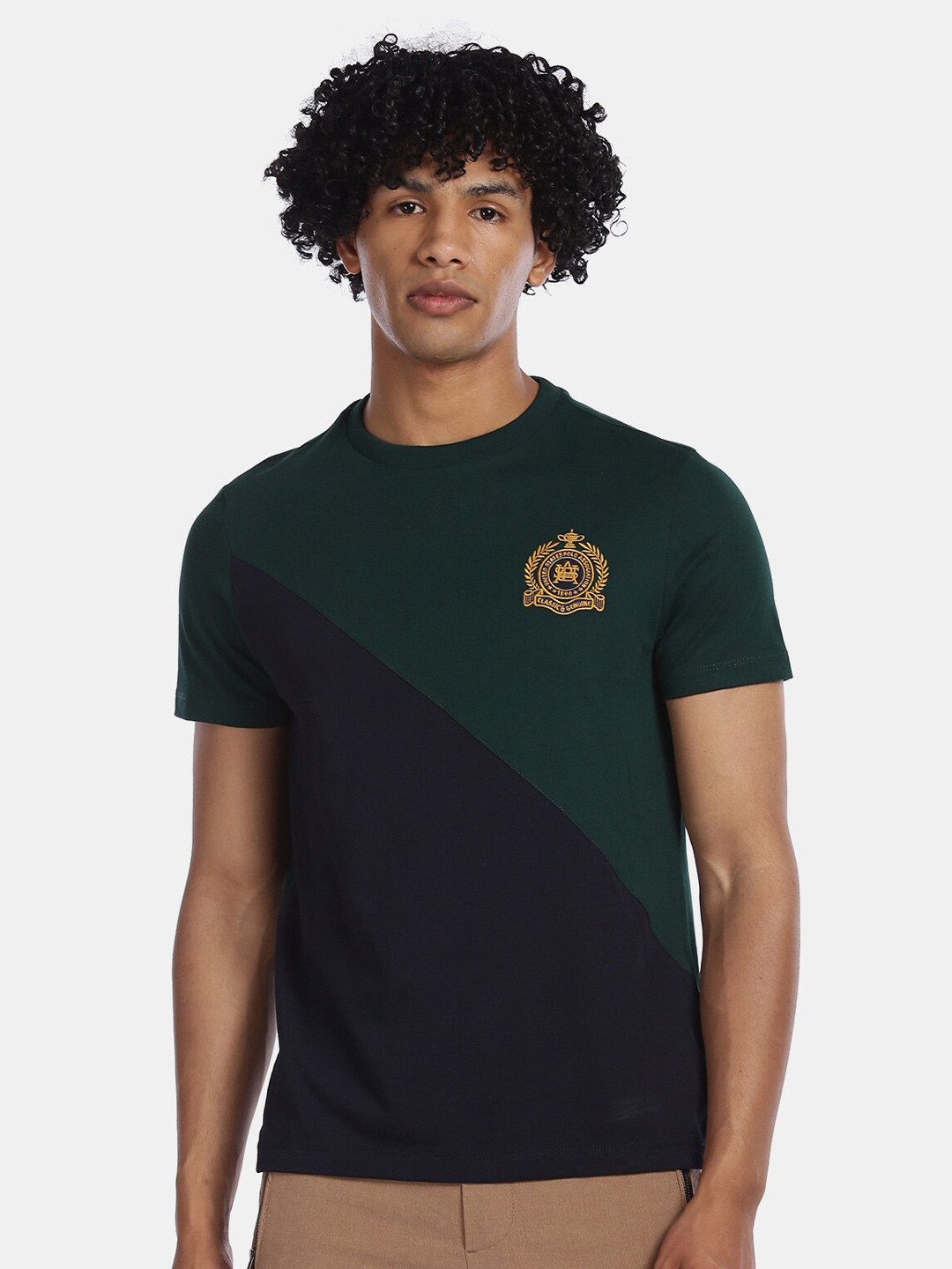 U.S. Polo Assn. Men Green & Black Colourblocked Round Neck T-shirt 
U.S. Polo Assn. Men Green & Black Colourblocked Round Neck T-shirt