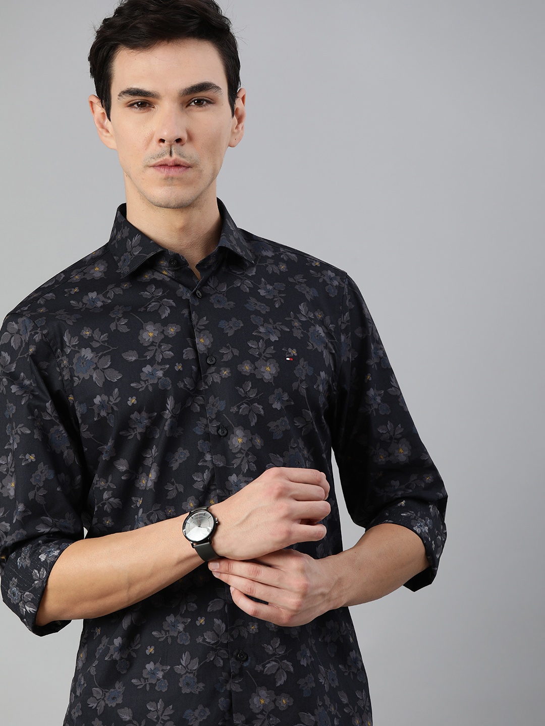 Tommy Hilfiger Men Navy Blue & Grey Pure Cotton Slim Fit Floral Printed Casual Shirt
Tommy Hilfiger Men Navy Blue & Grey Pure Cotton Slim Fit Floral Printed Casual Shirt