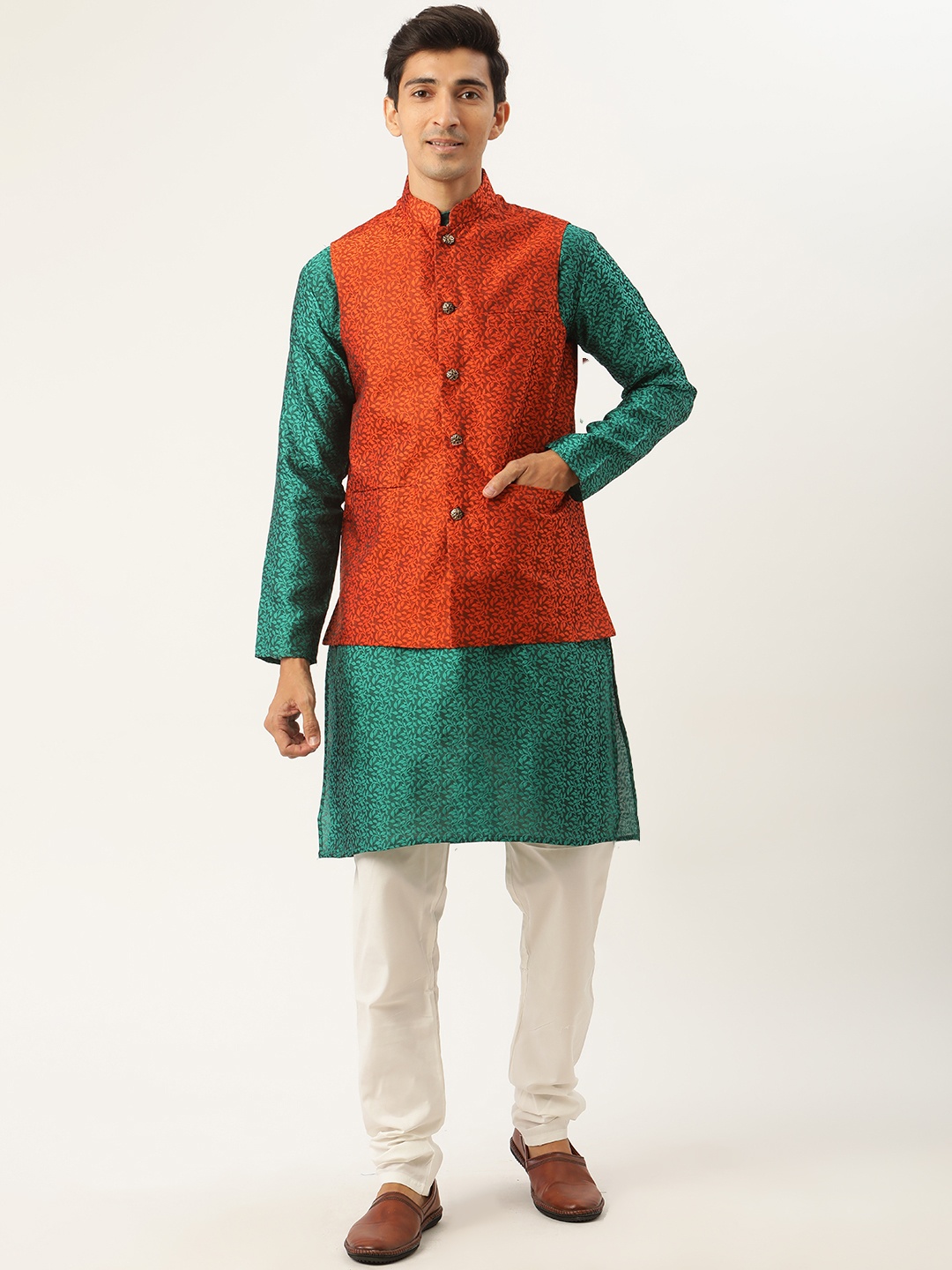 SOJANYA Men Green & Orange Ethnic Motifs Woven Design Kurta with Churidar & Nehru Jacket
SOJANYA Men Green & Orange Ethnic Motifs Woven Design Kurta with Churidar & Nehru Jacket