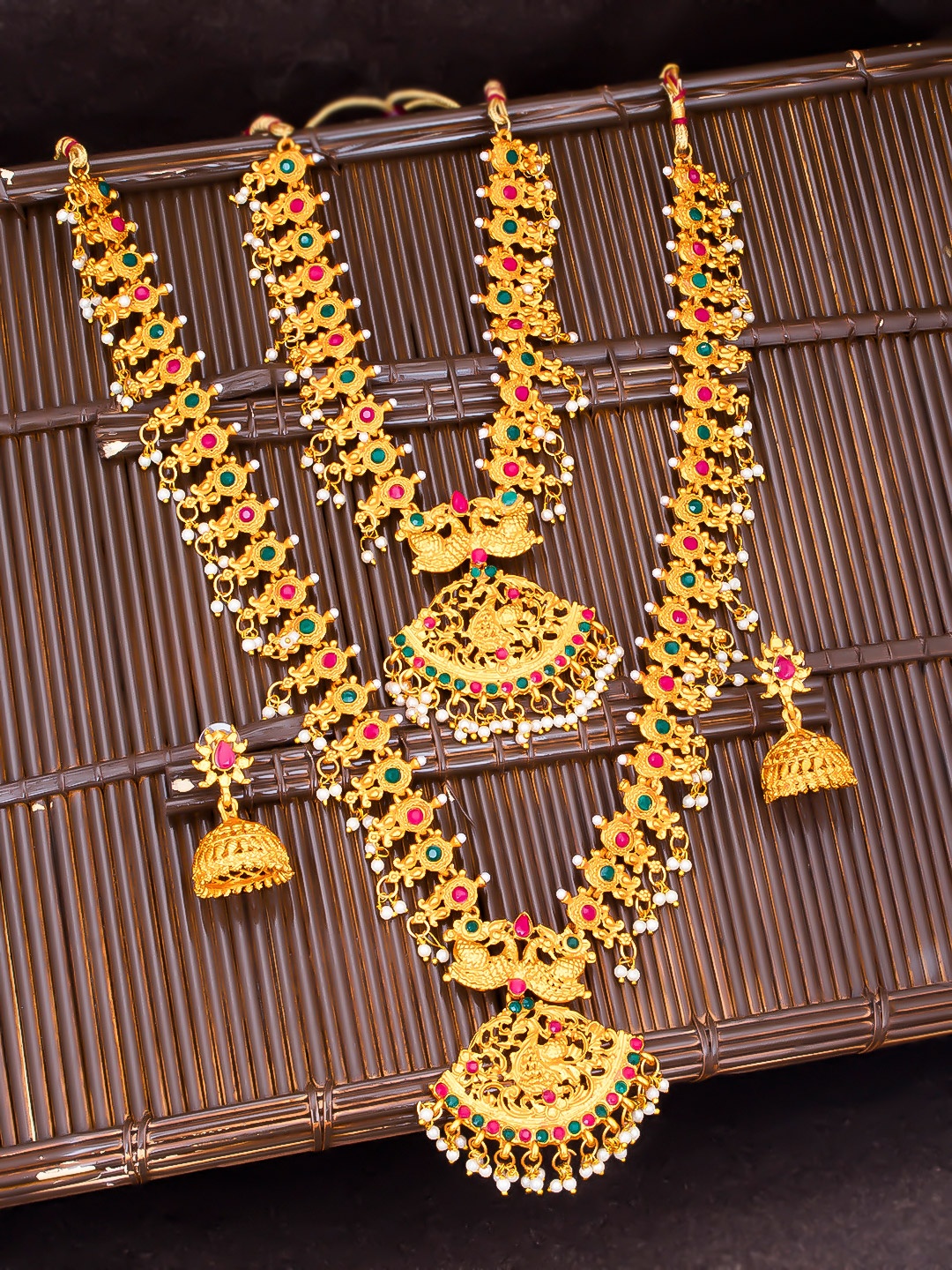 Sukkhi Gold-Plated Magenta Pink & Green Stone-Studded Pearl Embellished Jewellery Set
Sukkhi Gold-Plated Magenta Pink & Green Stone-Studded Pearl Embellished Jewellery Set