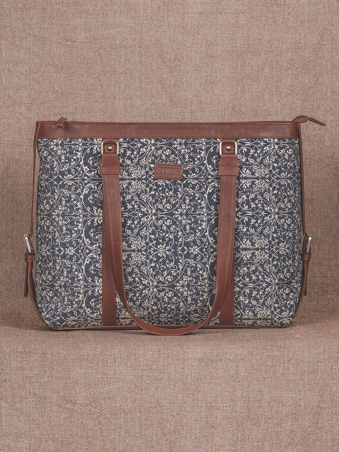 ZOUK Navy Blue & Beige Floral Print Leather Handcrafted 16 Inch Sustainable Laptop Bag
ZOUK Navy Blue & Beige Floral Print Leather Handcrafted 16 Inch Sustainable Laptop Bag