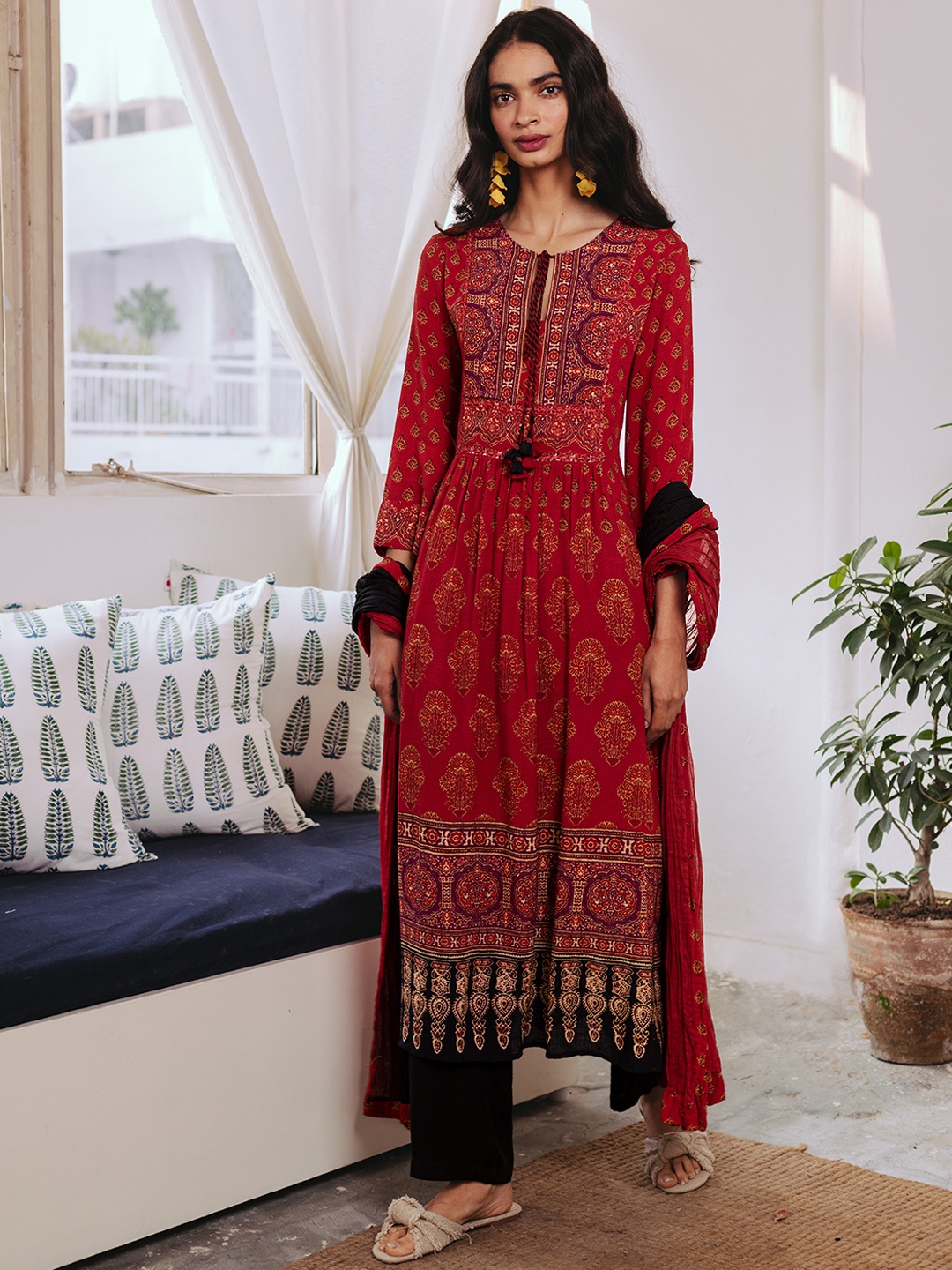 aarke Ritu Kumar Women Maroon & Black Ethnic Motifs Thread Work Kurta Set & Dupatta
aarke Ritu Kumar Women Maroon & Black Ethnic Motifs Thread Work Kurta Set & Dupatta