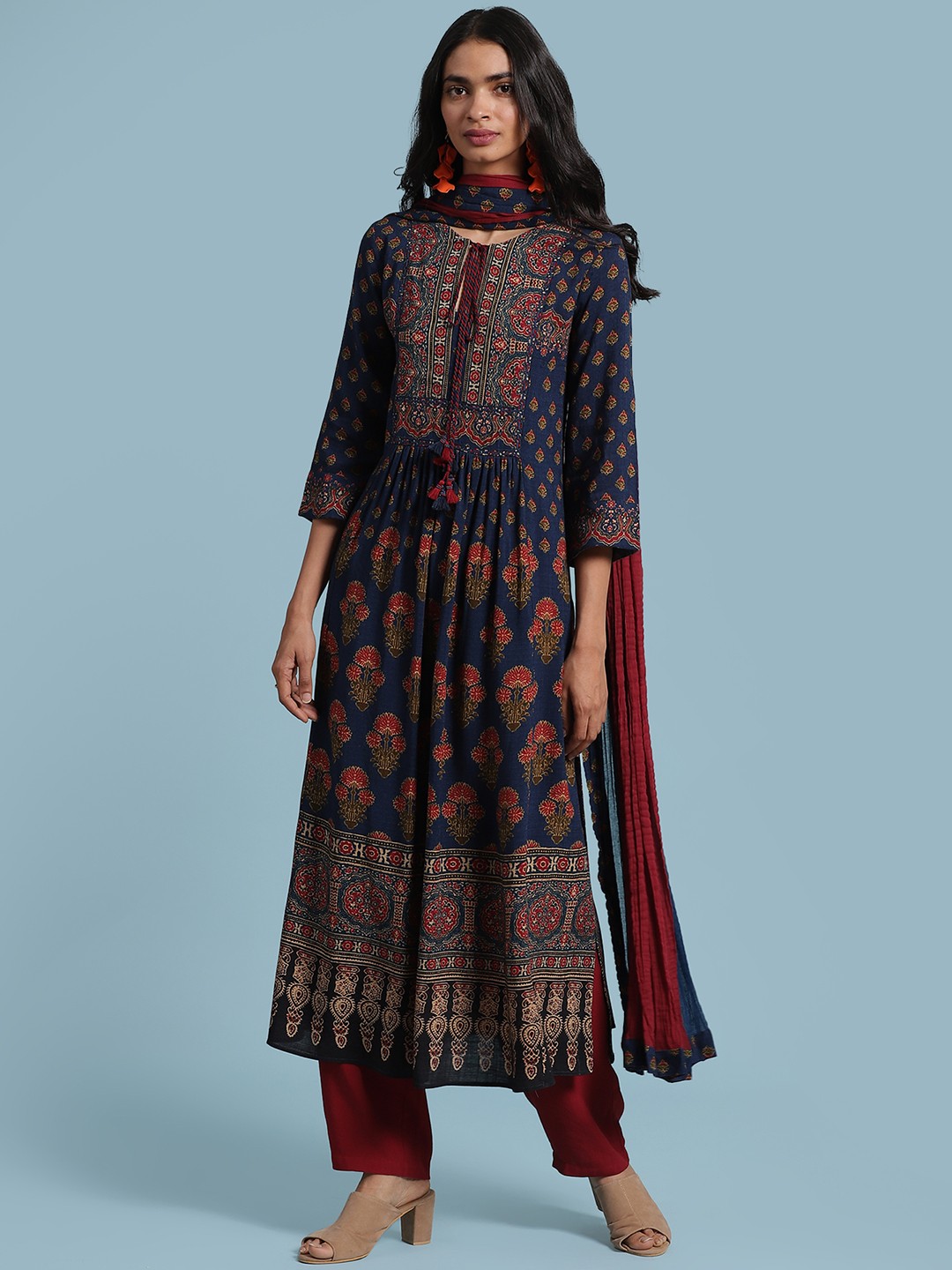 aarke Ritu Kumar Women Navy Blue & Maroon Ethnic Motifs Kurta with Trousers & Dupatta
aarke Ritu Kumar Women Navy Blue & Maroon Ethnic Motifs Kurta with Trousers & Dupatta