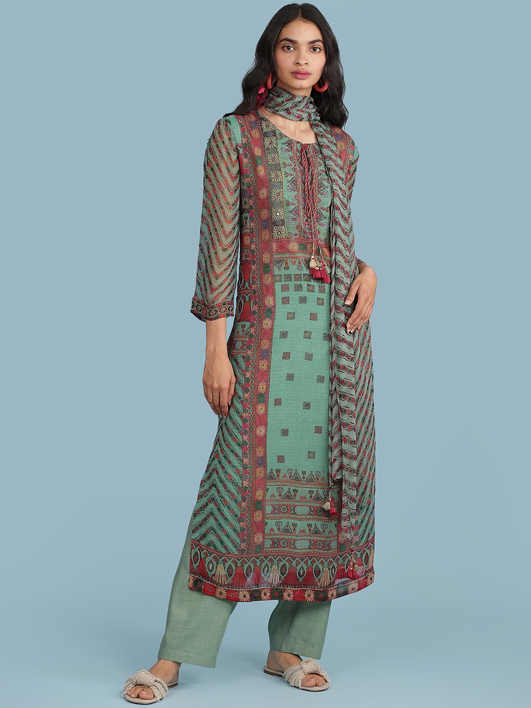 aarke Ritu Kumar Women Green Ethnic Motifs Printed Kurta with Trousers & With Dupatta
aarke Ritu Kumar Women Green Ethnic Motifs Printed Kurta with Trousers & With Dupatta