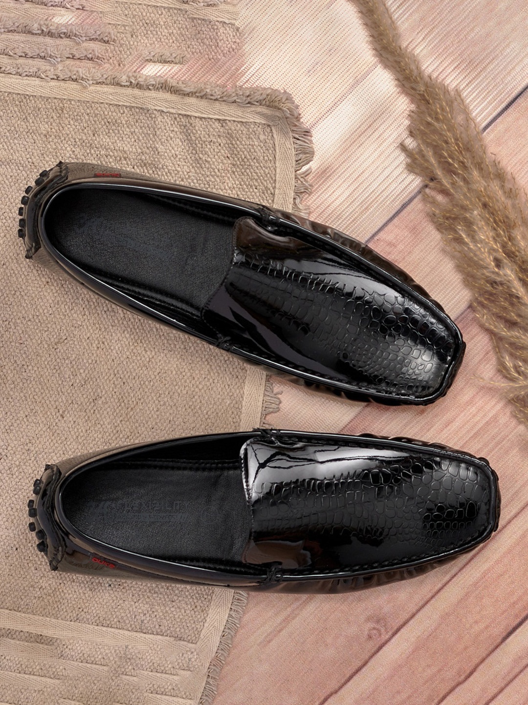 Duke Men Black Textured Loafers