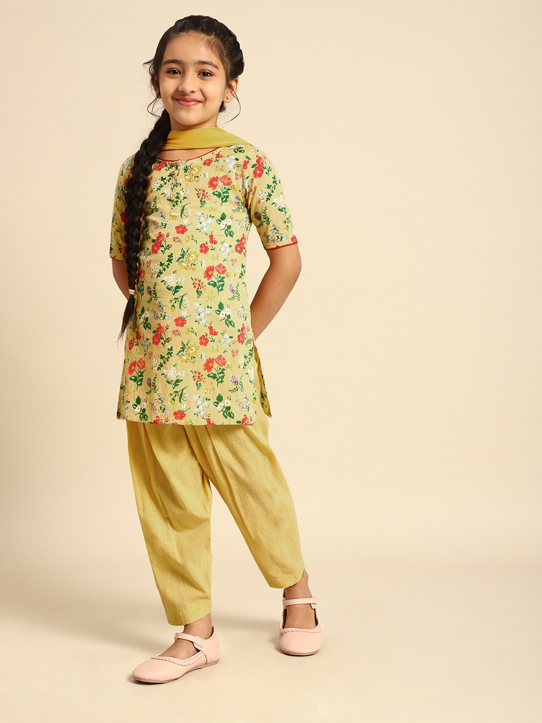 House of Pataudi Girls Yellow Floral Printed Regular Pure Cotton Kurta with Dhoti Pants & With Dupatta
House of Pataudi Girls Yellow Floral Printed Regular Pure Cotton Kurta with Dhoti Pants & With Dupatta