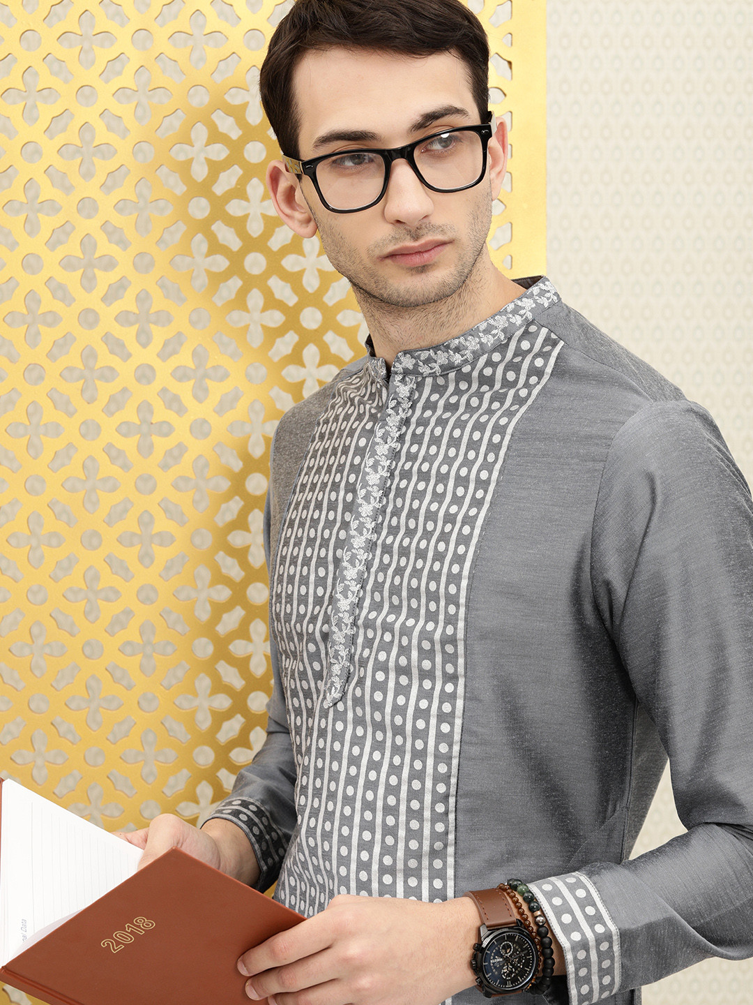 Ode by House of Pataudi Men Grey & Silver-Toned Foil Printed Thread Work Jashn Kurta
Ode by House of Pataudi Men Grey & Silver-Toned Foil Printed Thread Work Jashn Kurta
