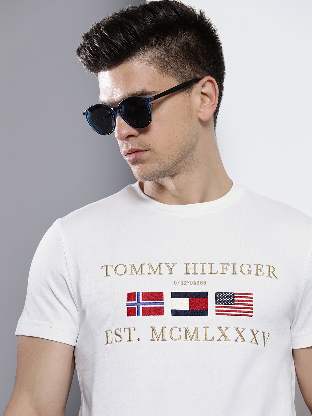 Tommy Hilfiger Men White & Multicoloured Brand Logo Organic Cotton Applique Casual T-shirt
Tommy Hilfiger Men White & Multicoloured Brand Logo Organic Cotton Applique Casual T-shirt