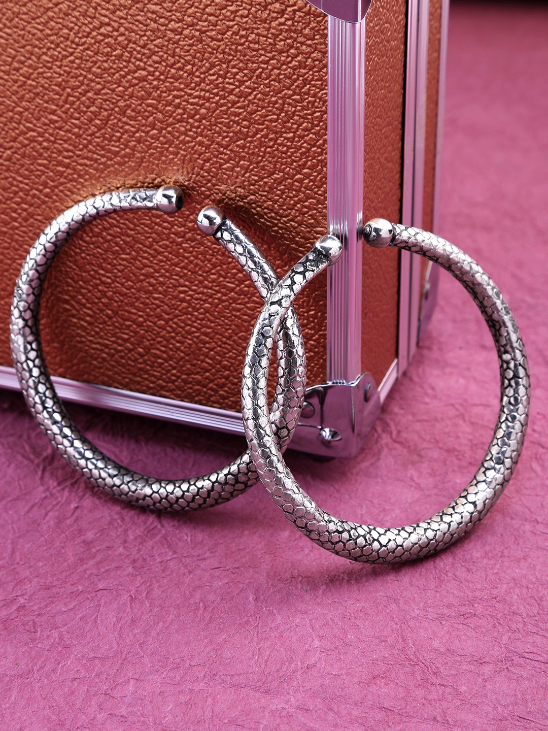 Yellow Chimes Set Of 2 Oxidised Silver-Plated Silver-Toned Textured Tribal Kada Anklets
Yellow Chimes Set Of 2 Oxidised Silver-Plated Silver-Toned Textured Tribal Kada Anklets