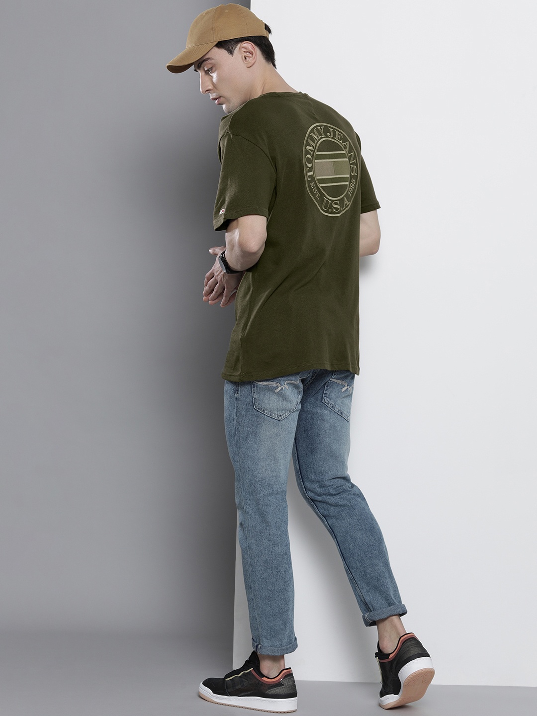 Tommy Hilfiger Men Olive Green Brand Logo Embroidered Drop-Shoulder Sleeves Pure Cotton T-shirt
Tommy Hilfiger Men Olive Green Brand Logo Embroidered Drop-Shoulder Sleeves Pure Cotton T-shirt