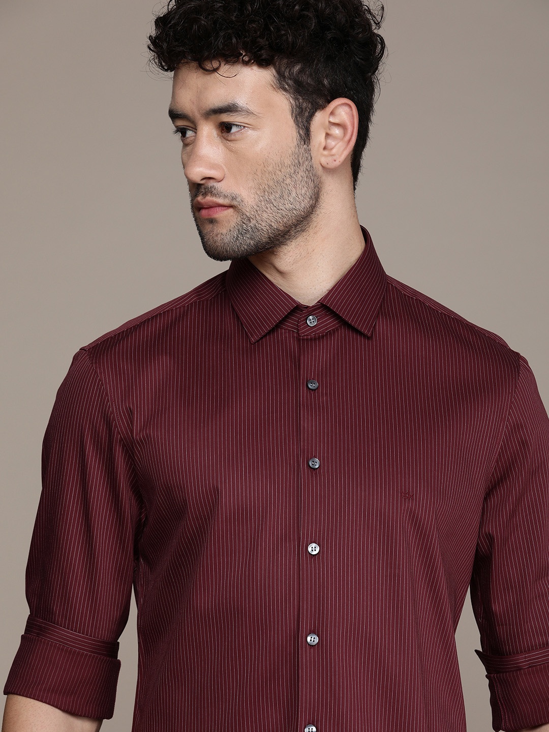 Calvin Klein Jeans Men Burgundy & White Slim Fit Pinstripes Striped Opaque Casual Shirt
Calvin Klein Jeans Men Burgundy & White Slim Fit Pinstripes Striped Opaque Casual Shirt