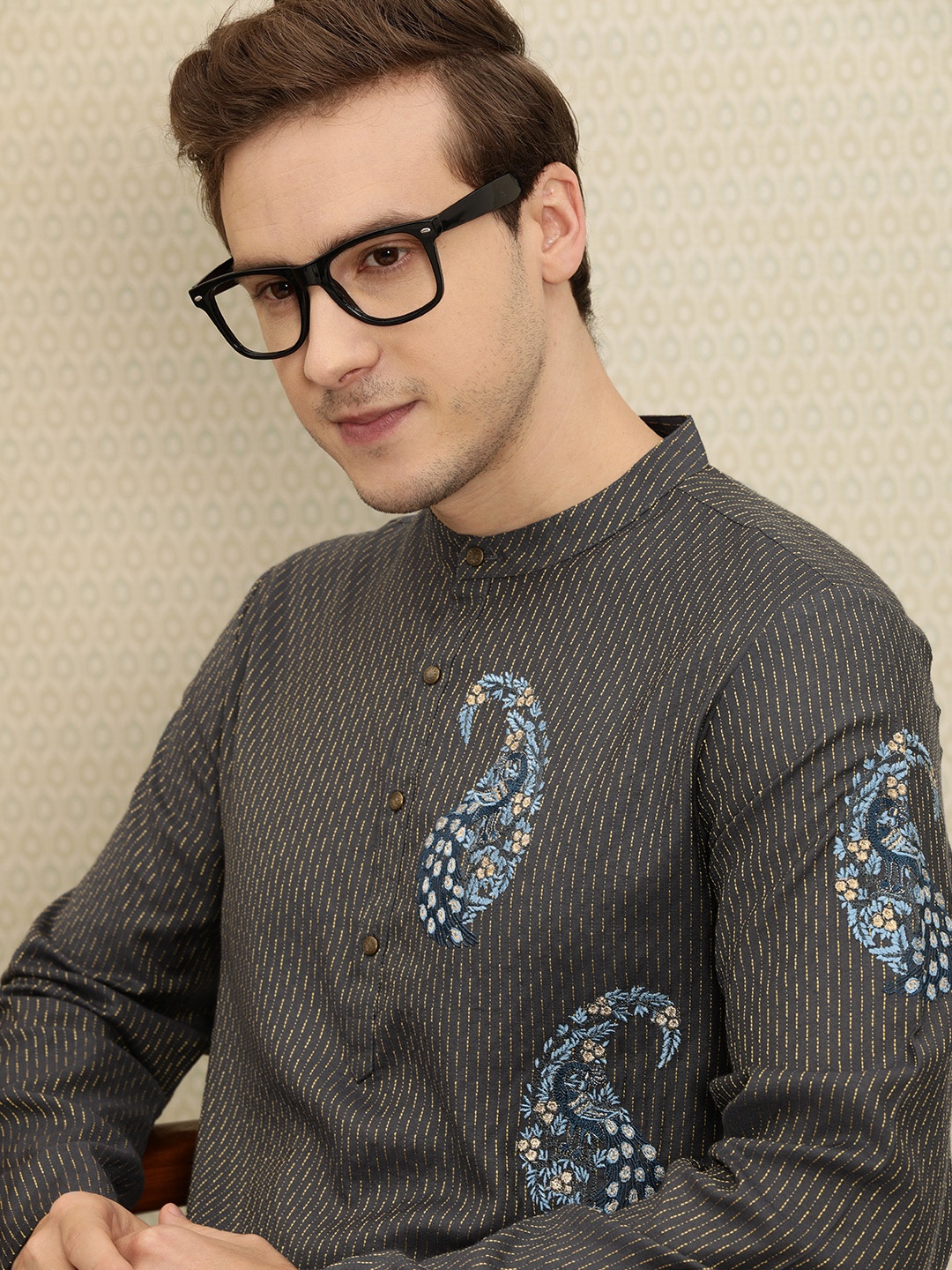 House of Pataudi Men Navy Blue Stripe Printed And Ethnic Motifs Embroidered Jashn Kurta
House of Pataudi Men Navy Blue Stripe Printed And Ethnic Motifs Embroidered Jashn Kurta