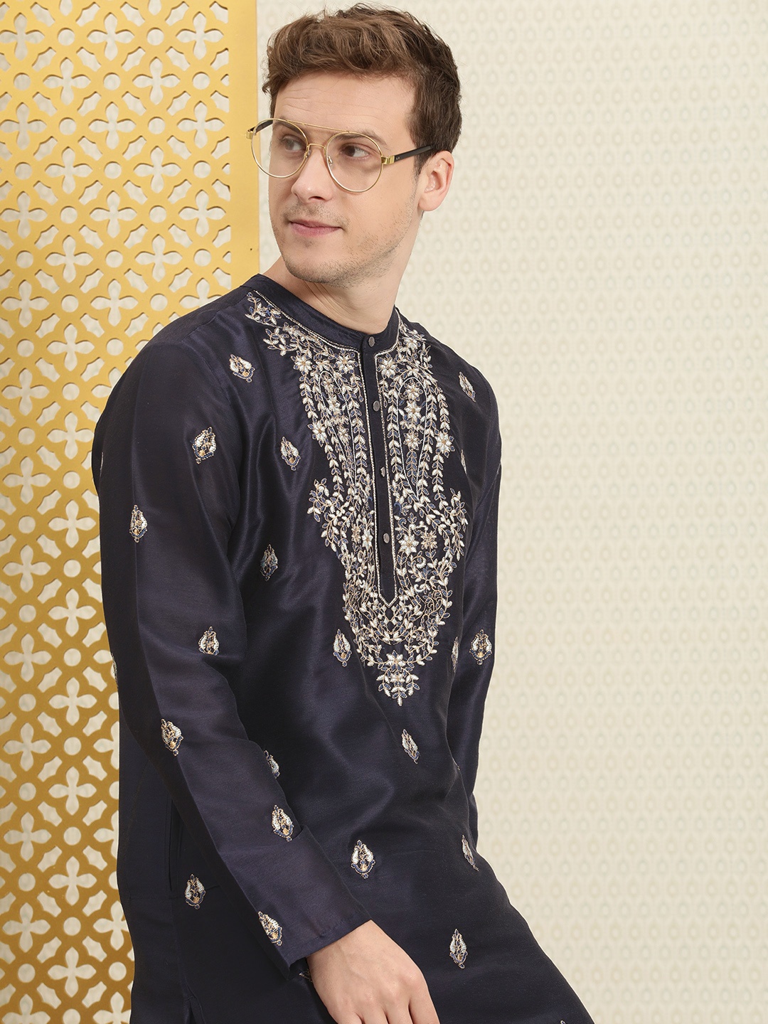 House of Pataudi Men Navy Blue Ethnic Motifs Embroidered Thread Work Pure Silk Kurta with Salwar
House of Pataudi Men Navy Blue Ethnic Motifs Embroidered Thread Work Pure Silk Kurta with Salwar