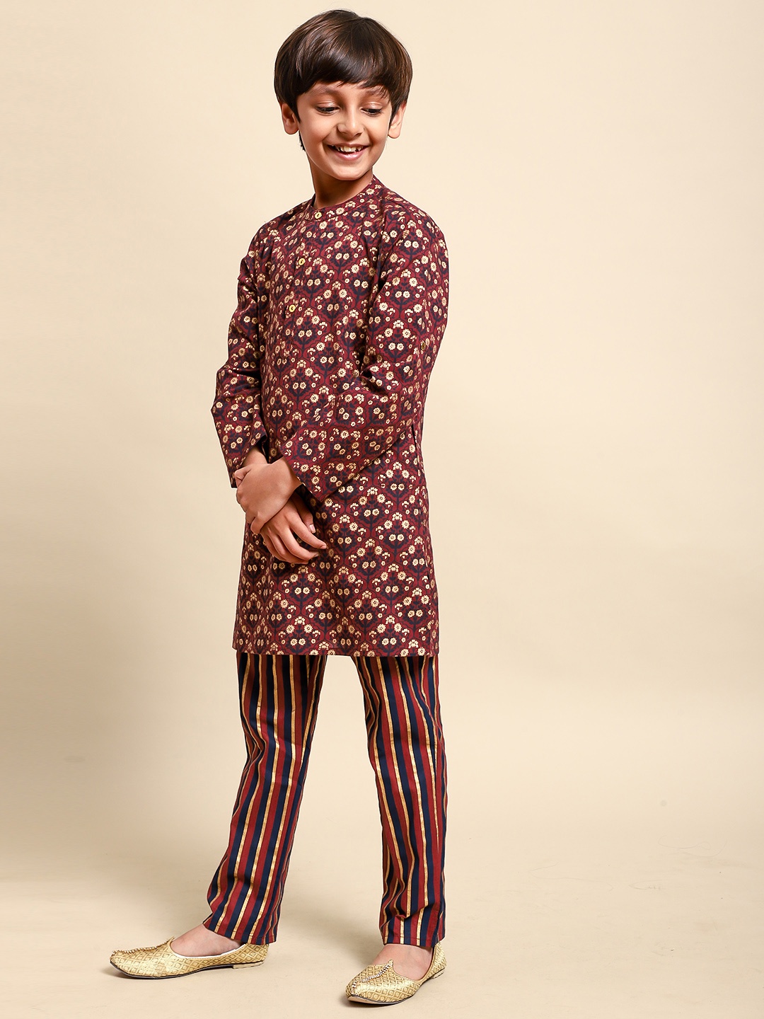 House of Pataudi Boys Red Ethnic Motifs Printed Regular Pure Cotton Kurta with Trousers
House of Pataudi Boys Red Ethnic Motifs Printed Regular Pure Cotton Kurta with Trousers