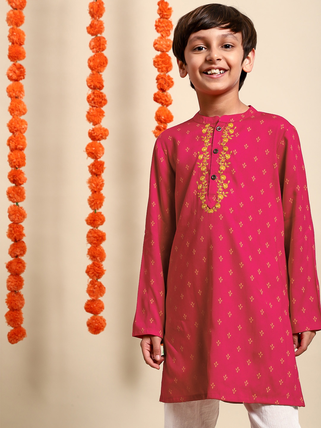 House of Pataudi Boys Pink & Gold-Toned Ethnic Motifs Yoke Design Thread Work Quirky Kurta
House of Pataudi Boys Pink & Gold-Toned Ethnic Motifs Yoke Design Thread Work Quirky Kurta