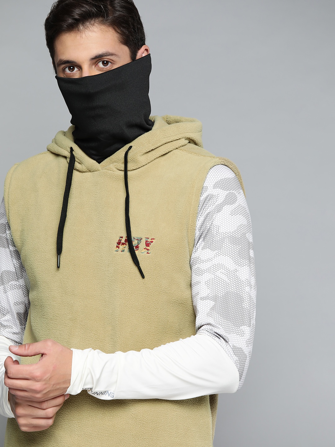 HRX By Hrithik Roshan Outdoor Men Sponge Rapid-Dry Brand Carrier Sweatshirt, Beige