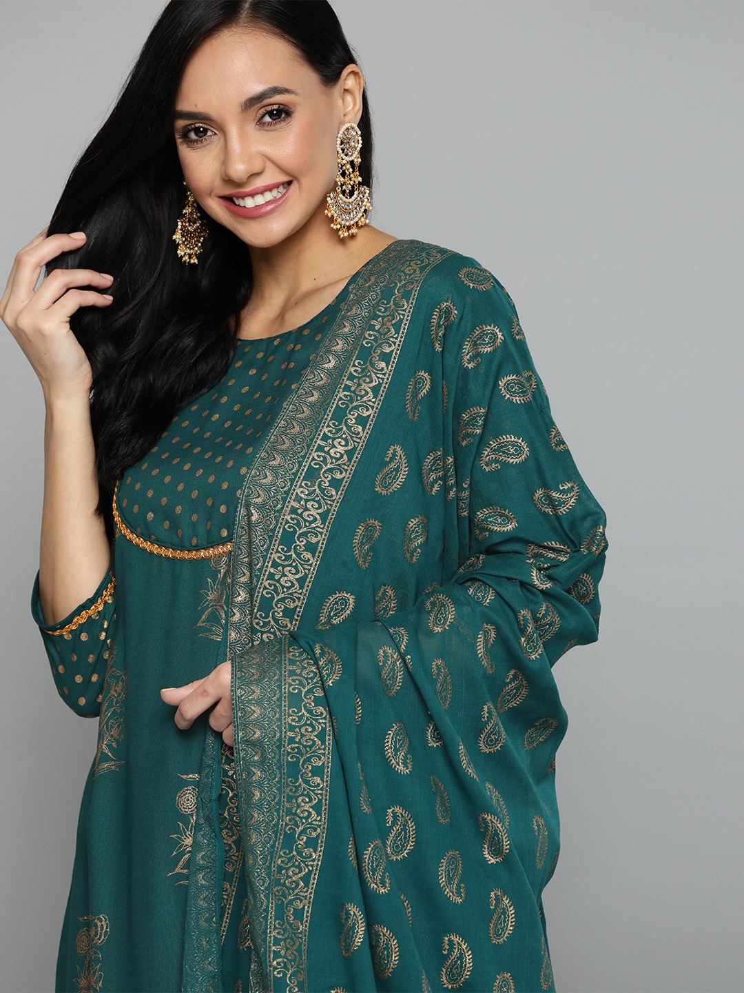 HERE&NOW Women Green & Golden Ethnic Motifs Printed Kurta with Palazzos & With Dupatta
HERE&NOW Women Green & Golden Ethnic Motifs Printed Kurta with Palazzos & With Dupatta