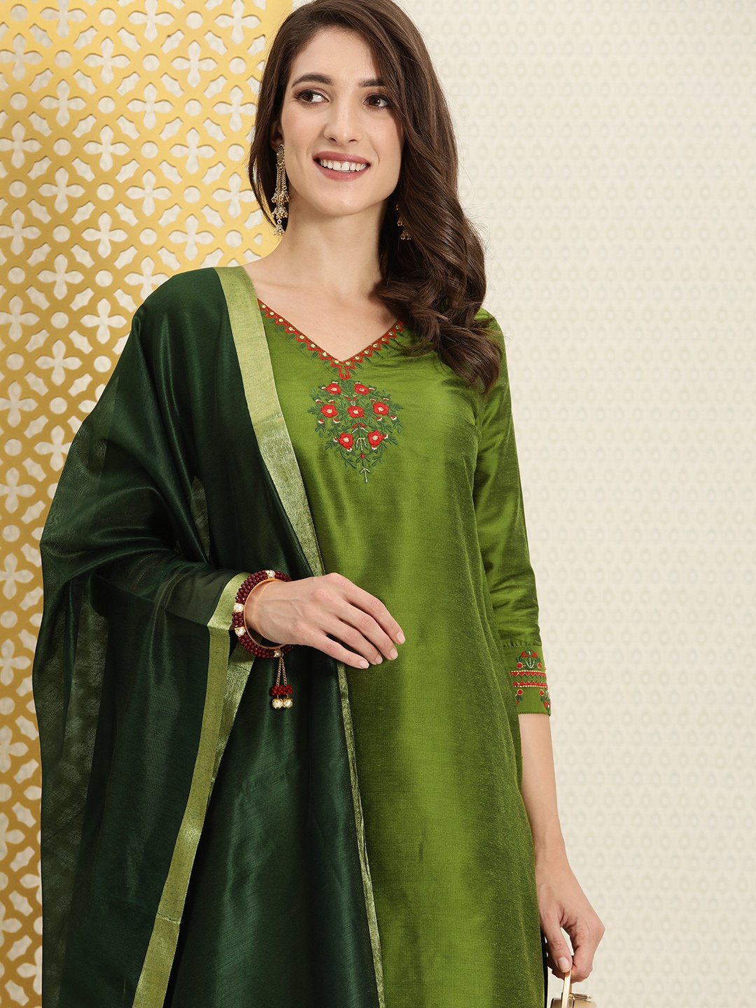 House of Pataudi Women Green Floral Yoke Design Thread Work Kurta with Skirt & With Dupatta
House of Pataudi Women Green Floral Yoke Design Thread Work Kurta with Skirt & With Dupatta
