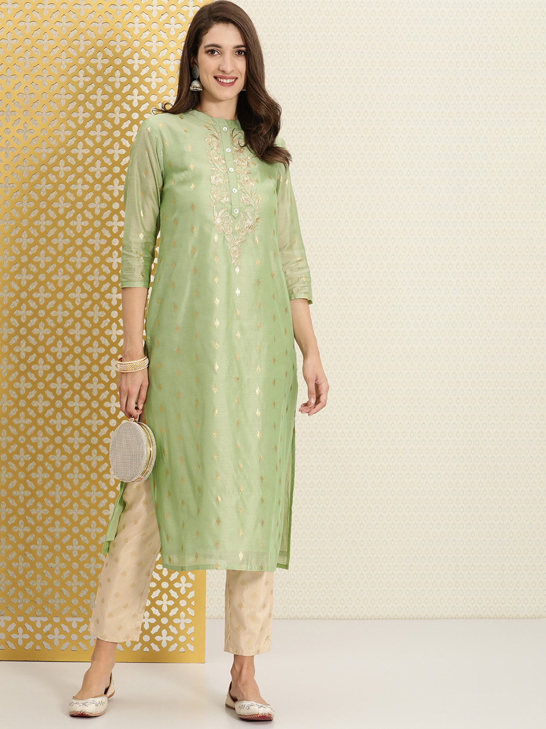 House of Pataudi Women Green & Gold-Toned Floral Embroidered Thread Work Jashn Kurta
House of Pataudi Women Green & Gold-Toned Floral Embroidered Thread Work Jashn Kurta