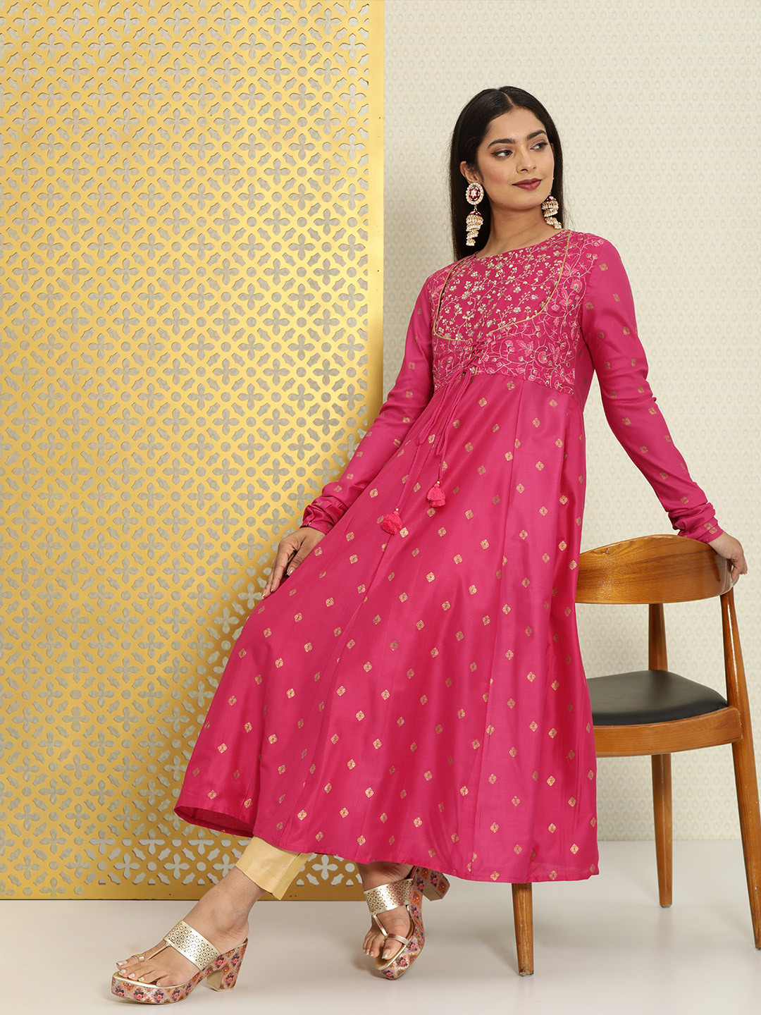 House of Pataudi Women Pink & Golden Ethnic Motifs Embroidered Jashn Kurta
House of Pataudi Women Pink & Golden Ethnic Motifs Embroidered Jashn Kurta