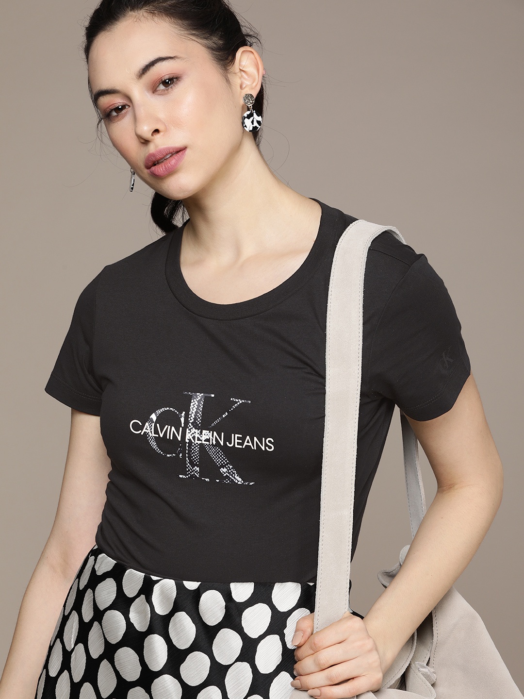 Calvin Klein Jeans Women Black Cream-Coloured Brand Logo Printed Pure Cotton T-shirt
Calvin Klein Jeans Women Black Cream-Coloured Brand Logo Printed Pure Cotton T-shirt