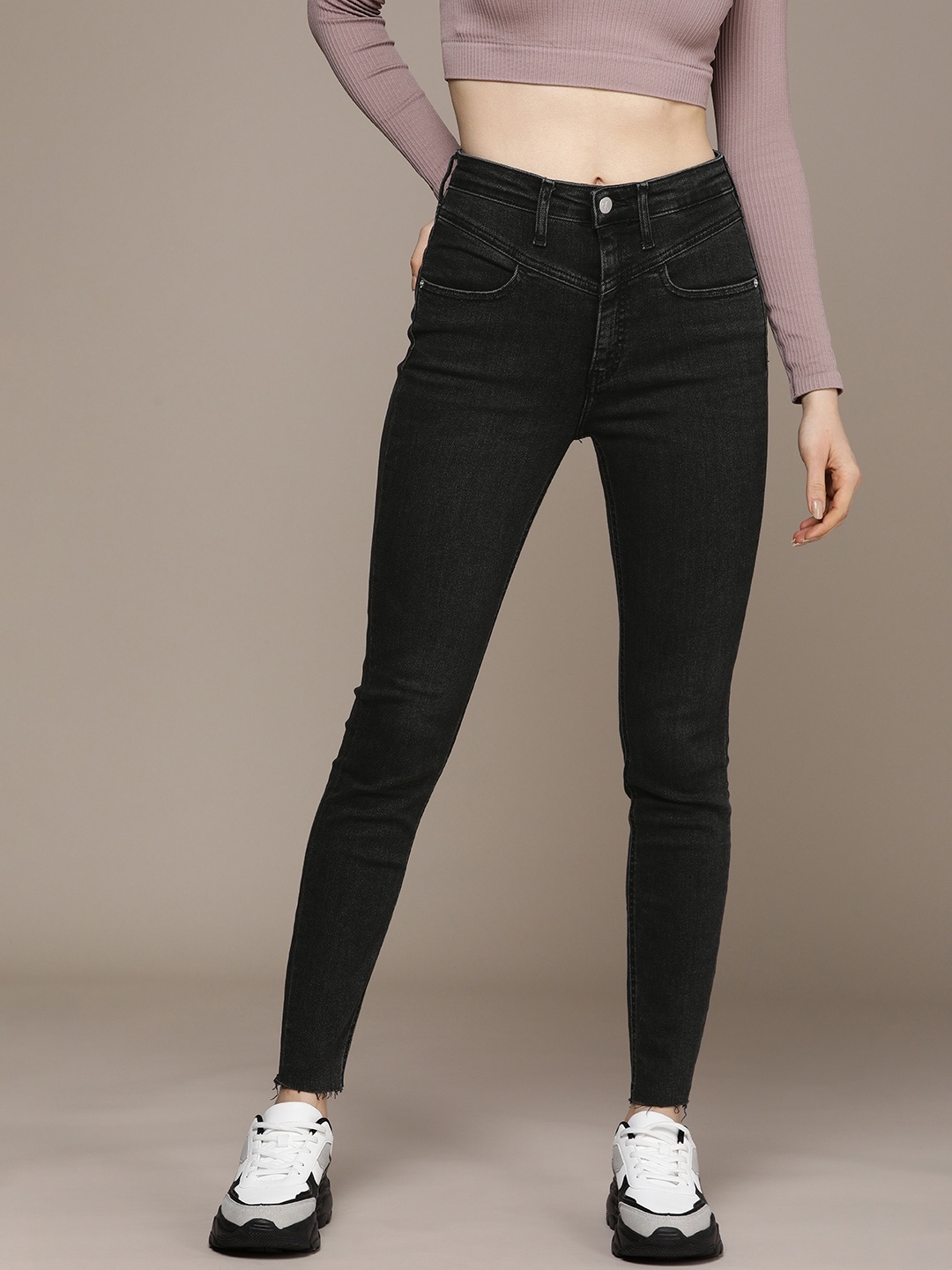 Calvin Klein Jeans Women Black Super Skinny Fit High-Rise Light Fade Jeans with Raw Hem
Calvin Klein Jeans Women Black Super Skinny Fit High-Rise Light Fade Jeans with Raw Hem