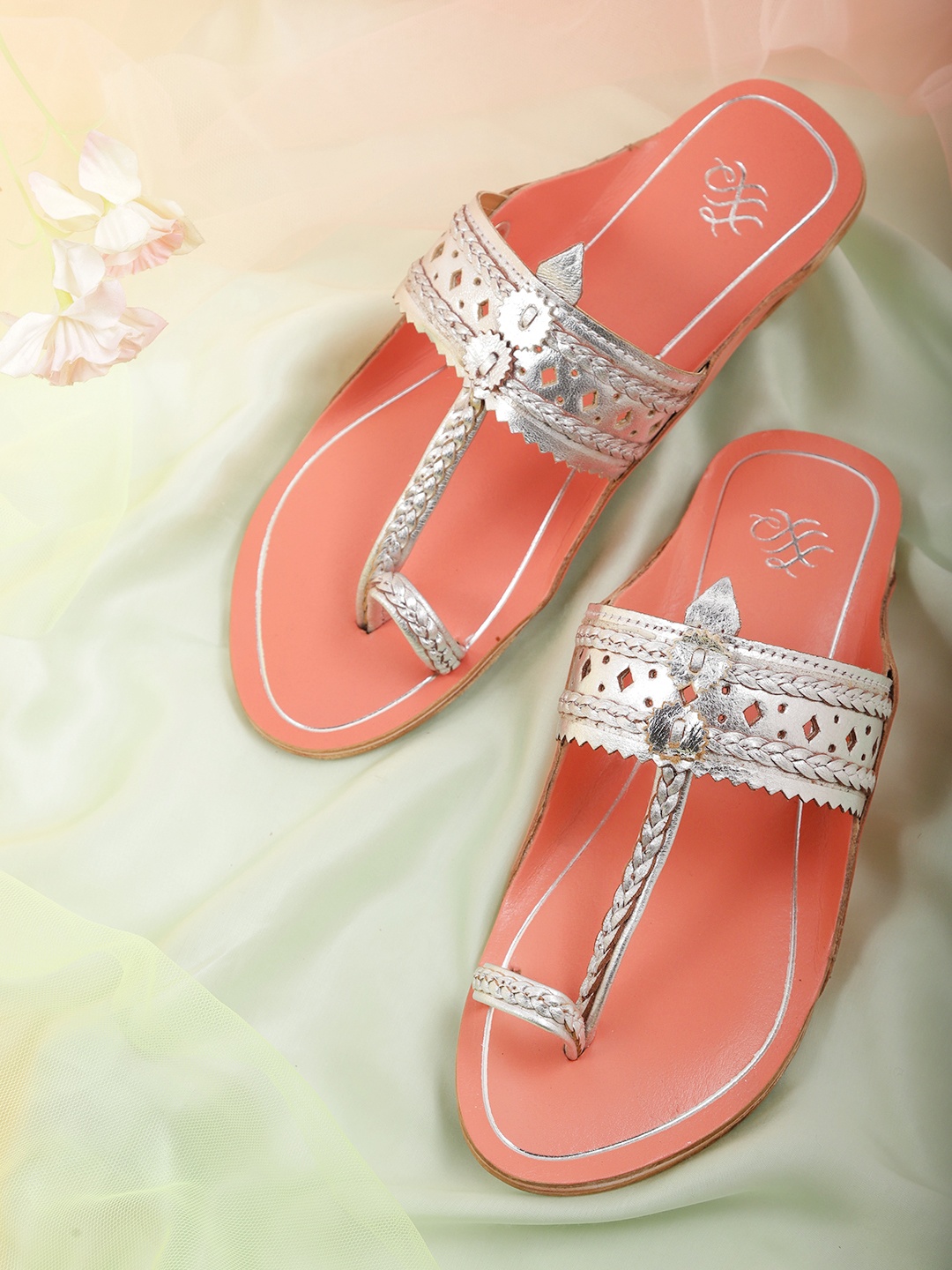 House of Pataudi Women Silver-Toned Woven Design Handcrafted One Toe Flats with Pouch
House of Pataudi Women Silver-Toned Woven Design Handcrafted One Toe Flats with Pouch