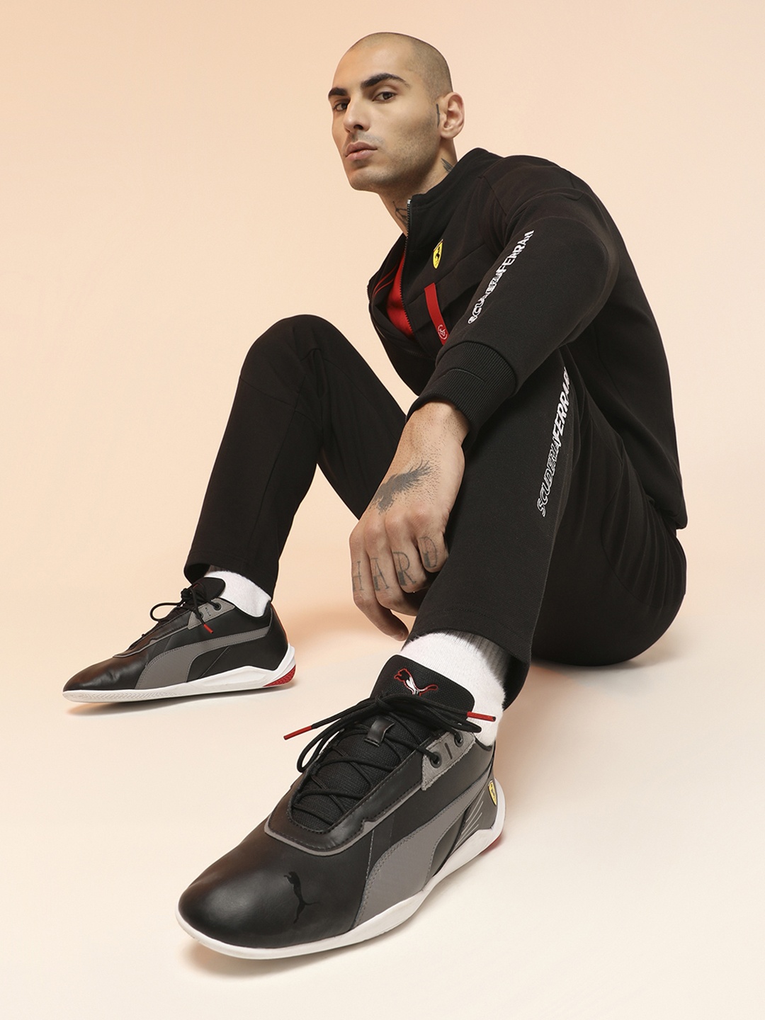 PUMA Motorsport Unisex Black & Grey Colourblocked Scuderia Ferrari R-Cat Machina Sneakers
PUMA Motorsport Unisex Black & Grey Colourblocked Scuderia Ferrari R-Cat Machina Sneakers