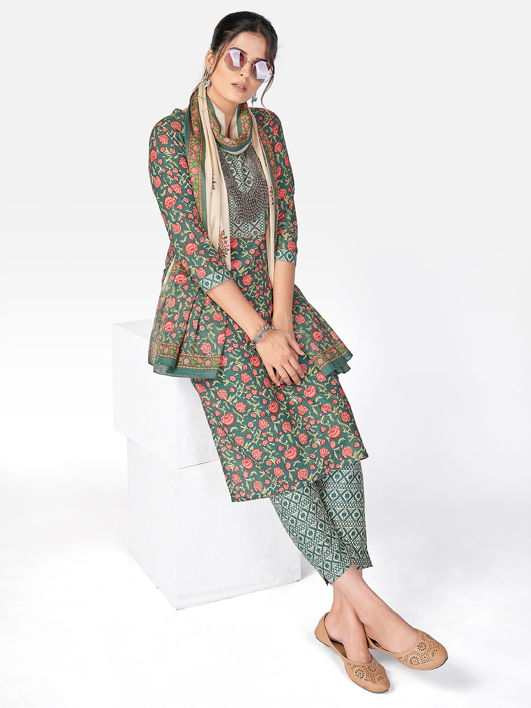 Vbuyz Women Green Ethnic Motifs Printed Pure Cotton Kurta with Trousers & With Dupatta
Vbuyz Women Green Ethnic Motifs Printed Pure Cotton Kurta with Trousers & With Dupatta