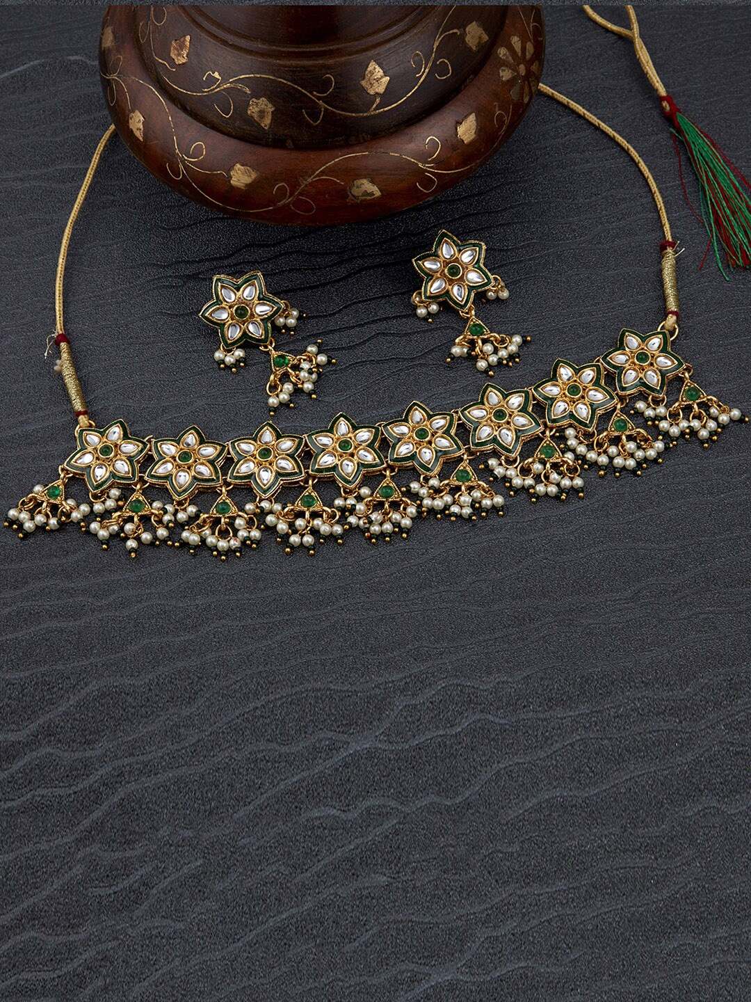 Sukkhi Gold-Plated White & Green Kundan-Studded & Pearl Beaded Jadau Choker Jewellery Set
Sukkhi Gold-Plated White & Green Kundan-Studded & Pearl Beaded Jadau Choker Jewellery Set
