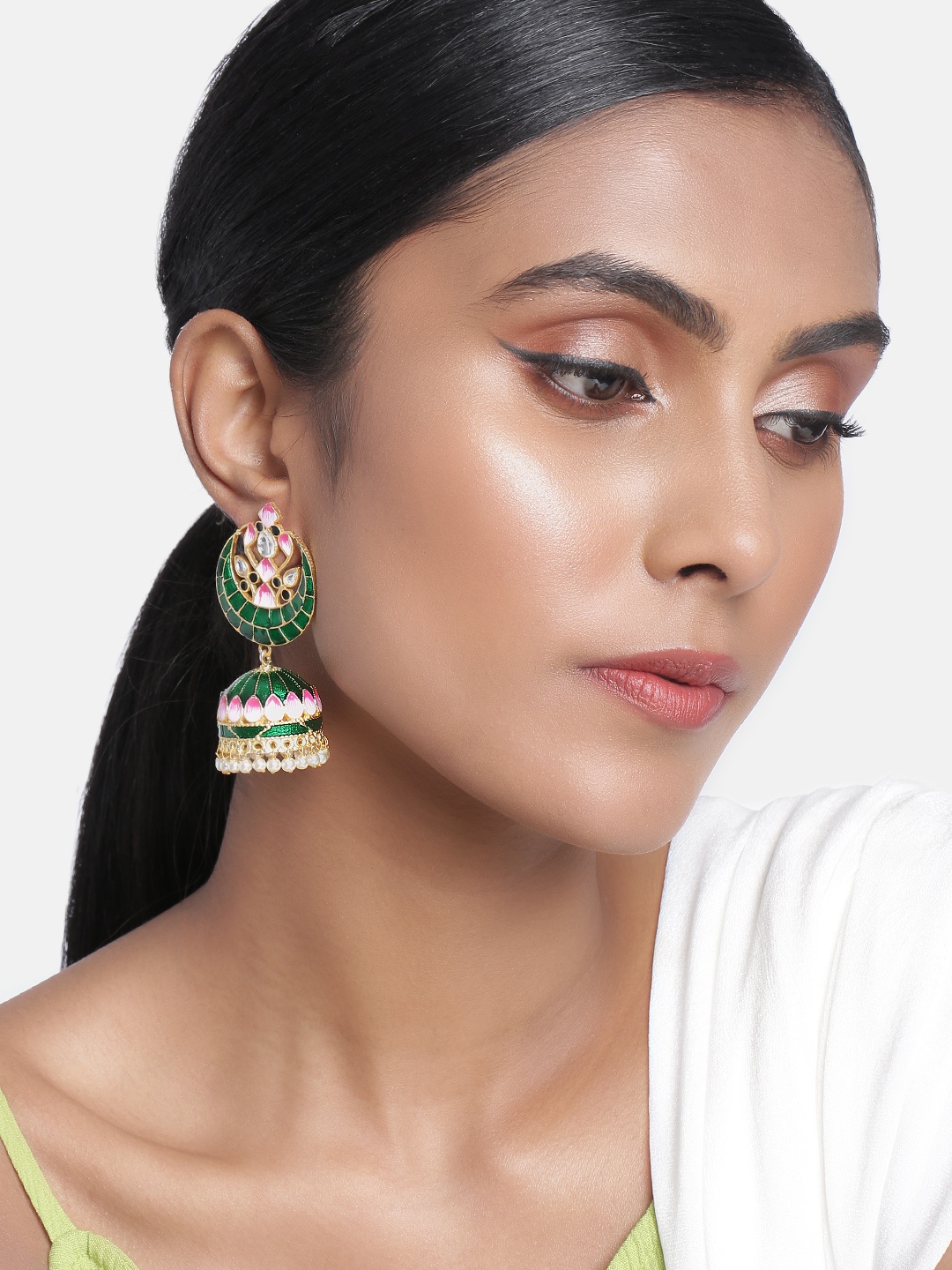 Peora Gold-Plated Green & Pink Kundan Studded Meenakari Enamelled Dome Shaped Jhumkas
Peora Gold-Plated Green & Pink Kundan Studded Meenakari Enamelled Dome Shaped Jhumkas