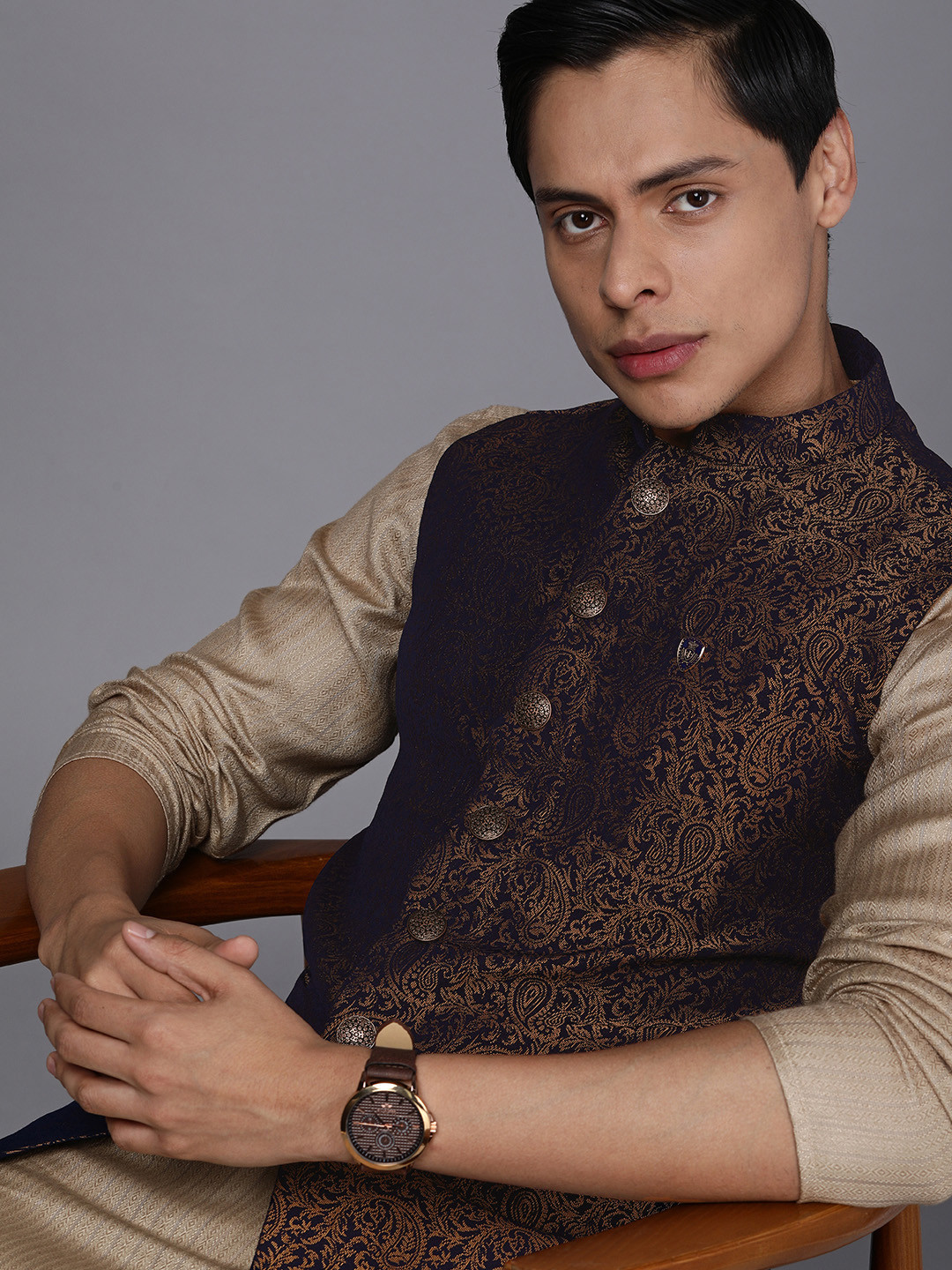 Manyavar Men Navy Blue & Brown Woven Design Nehru Jacket with Pocket Square 
Manyavar Men Navy Blue & Brown Woven Design Nehru Jacket with Pocket Square