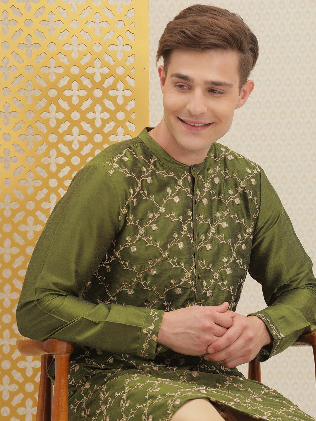 House of Pataudi Men Olive Green Ethnic Motifs Thread Work Floral Handloom Kurta
House of Pataudi Men Olive Green Ethnic Motifs Thread Work Floral Handloom Kurta