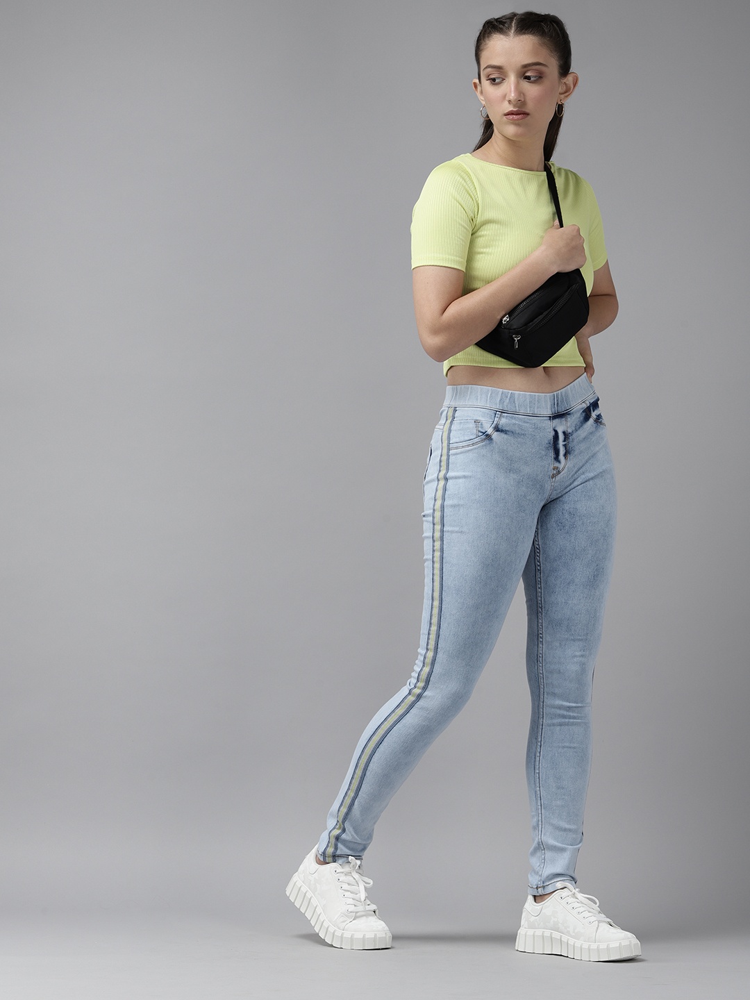 UTH by Roadster Girls Blue Washed Stretchable Denim Jeggings with Side Taping Detail
UTH by Roadster Girls Blue Washed Stretchable Denim Jeggings with Side Taping Detail