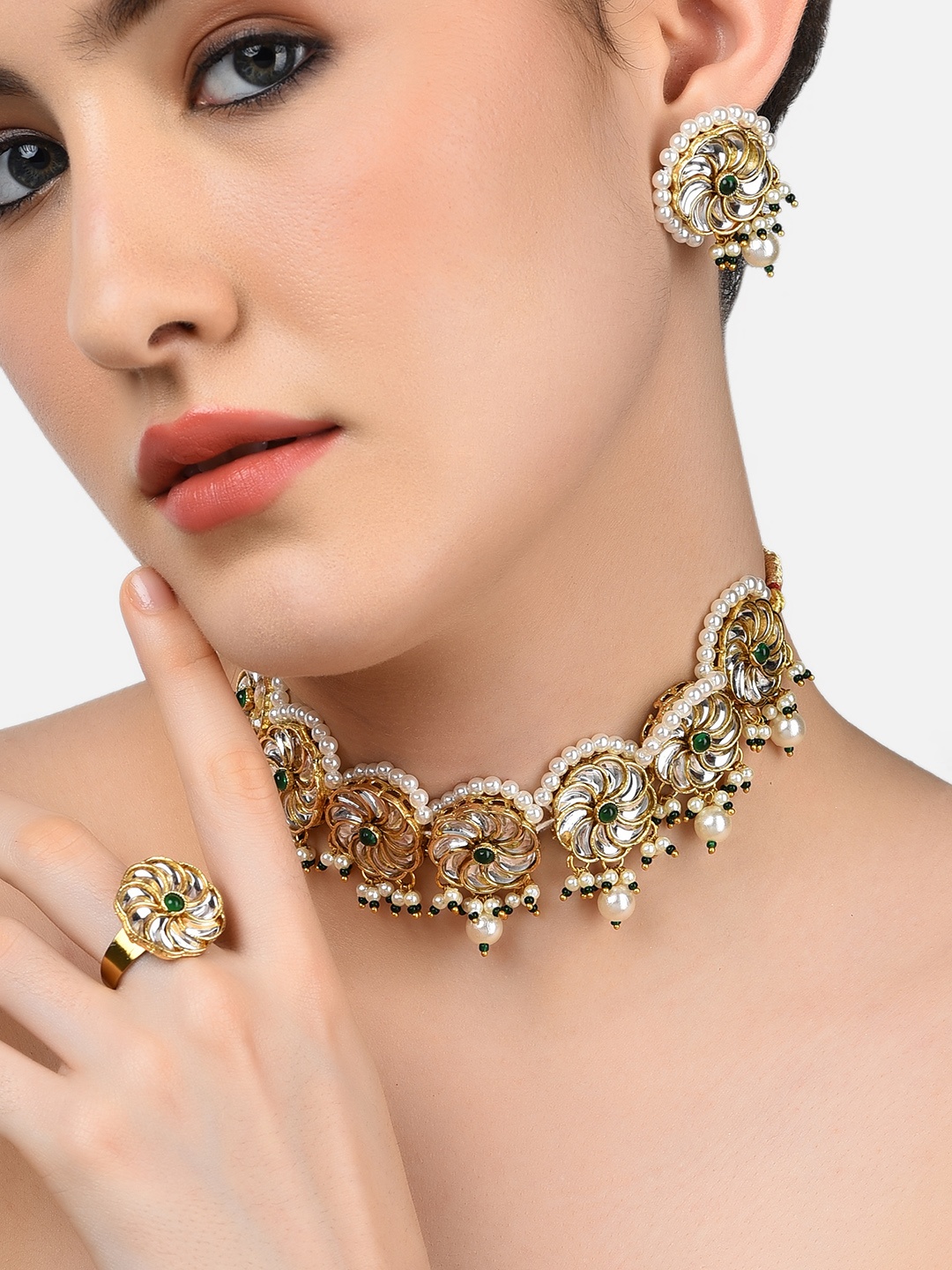Zaveri Pearls Gold-Plated White & Green Kundan-Studded Beaded Traditional Jewellery Set
Zaveri Pearls Gold-Plated White & Green Kundan-Studded Beaded Traditional Jewellery Set