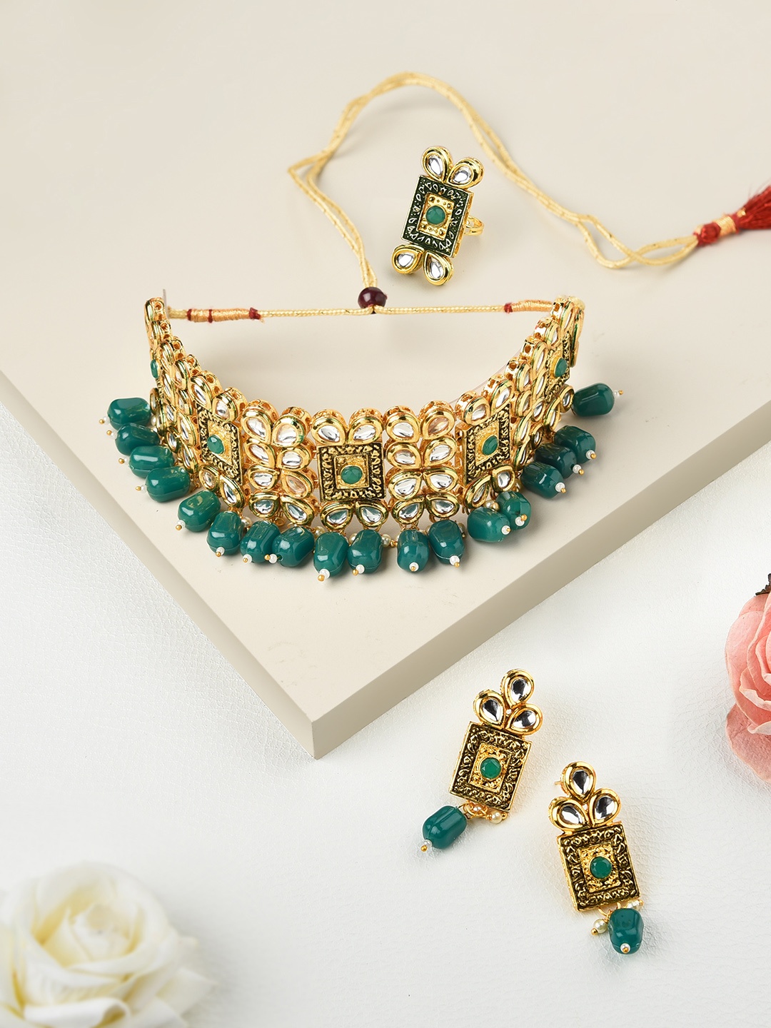 Zaveri Pearls Gold-Plated White & Green Kundan-Studded & Pearls Beaded Traditional Jewellery Set
Zaveri Pearls Gold-Plated White & Green Kundan-Studded & Pearls Beaded Traditional Jewellery Set