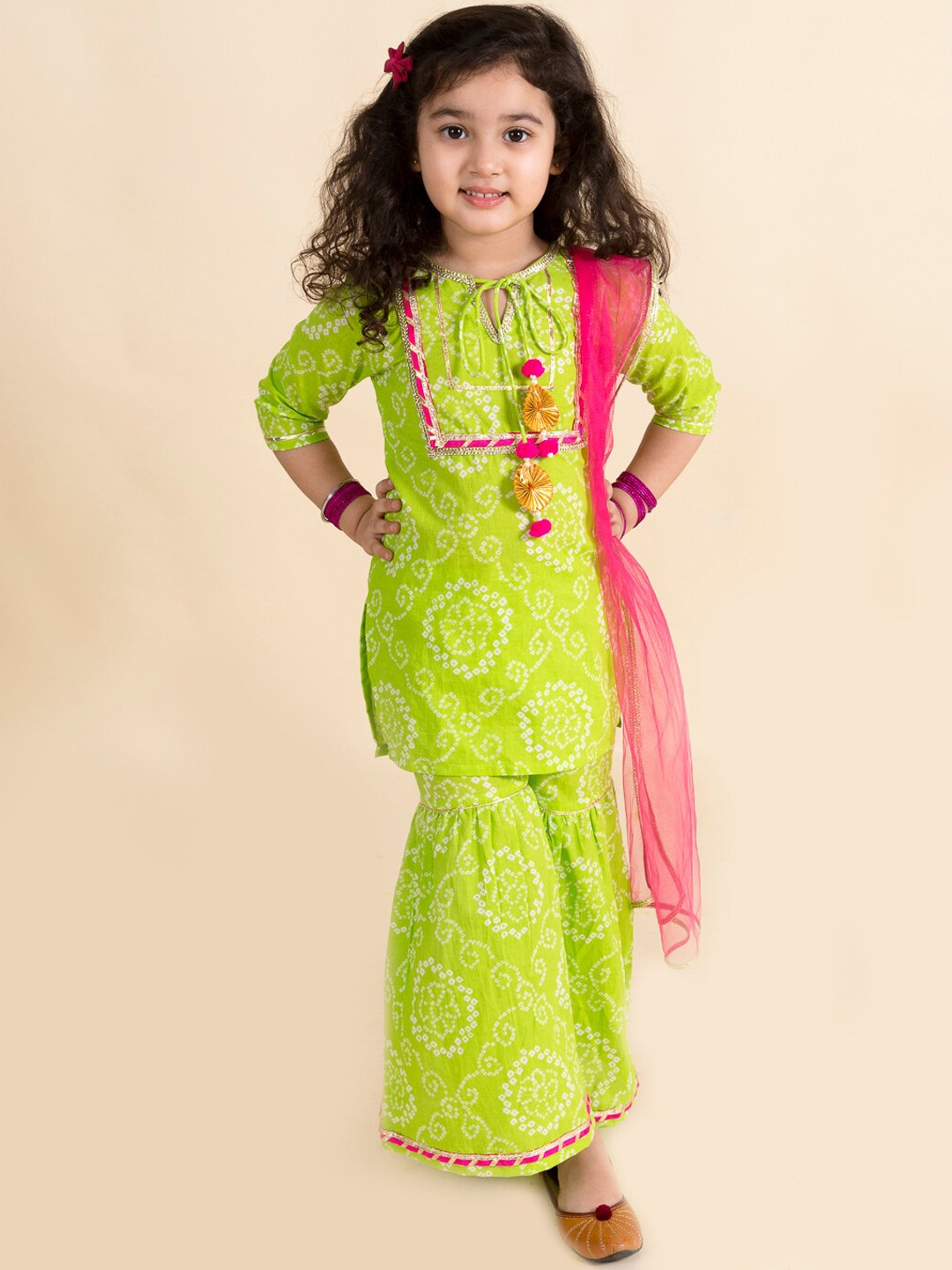 pspeaches Girls Green & Pink Bandhani Embroidered Pure Cotton Kurta With Sharara & Dupatta
pspeaches Girls Green & Pink Bandhani Embroidered Pure Cotton Kurta With Sharara & Dupatta