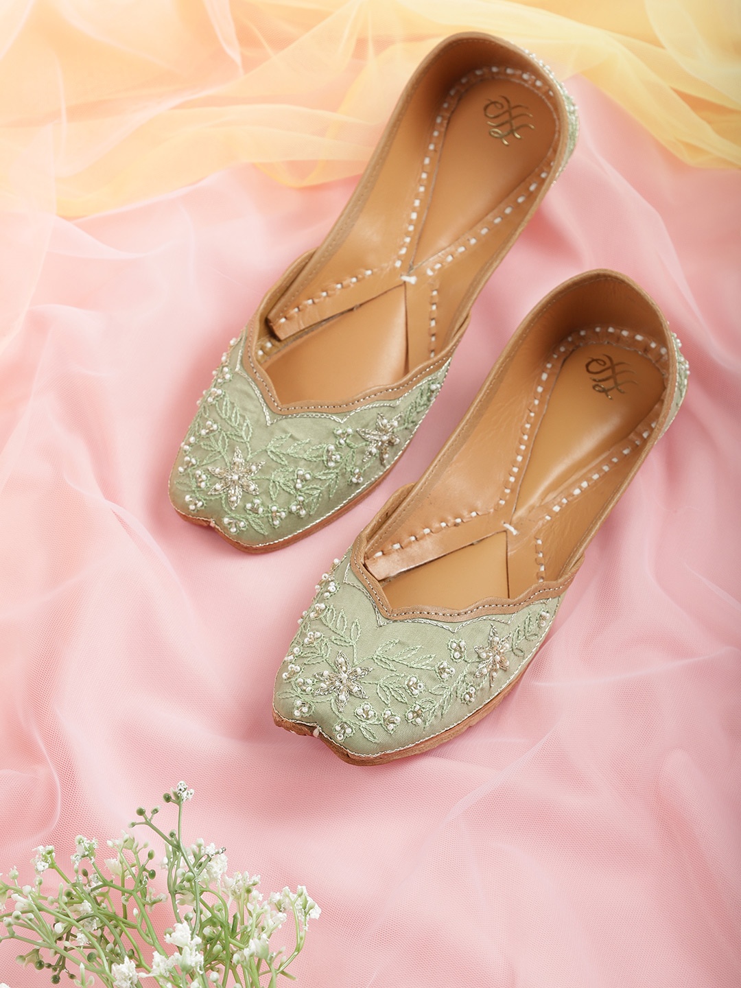 House of Pataudi Women Olive Green & White Floral Embroidered & Beaded Handcrafted Mojaris
House of Pataudi Women Olive Green & White Floral Embroidered & Beaded Handcrafted Mojaris