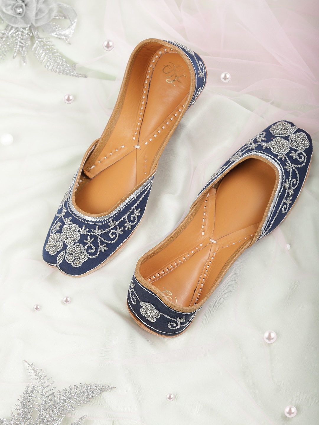 House of Pataudi Navy Blue & Silver-Toned Ethnic Embellished Handcrafted Leather Mojaris
House of Pataudi Navy Blue & Silver-Toned Ethnic Embellished Handcrafted Leather Mojaris
