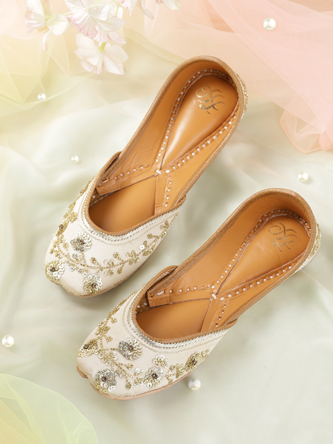 House of Pataudi Women Beige & Gold-Toned Handcrafted Embellished Leather Mojaris & Pouch
House of Pataudi Women Beige & Gold-Toned Handcrafted Embellished Leather Mojaris & Pouch