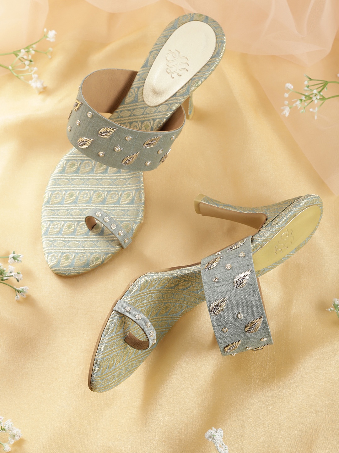 House of Pataudi Powder Blue & Gold-Toned Embroidered Handcrafted One Toe Slim Heels
House of Pataudi Powder Blue & Gold-Toned Embroidered Handcrafted One Toe Slim Heels