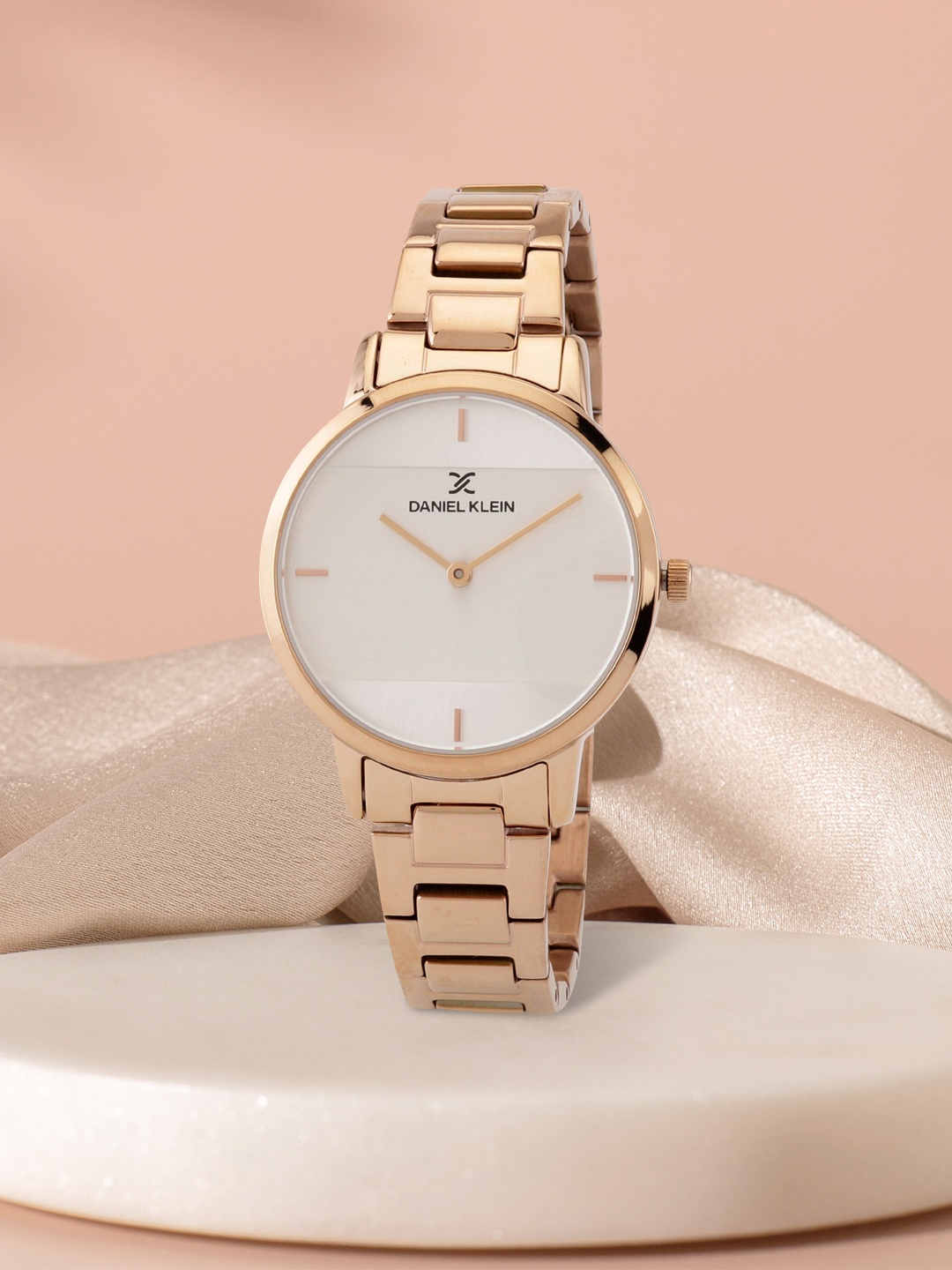 Daniel Klein Women Silver-Toned Dial & Rose Gold Toned Bracelet Analogue Watch DK.1.12786
Daniel Klein Women Silver-Toned Dial & Rose Gold Toned Bracelet Analogue Watch DK.1.12786