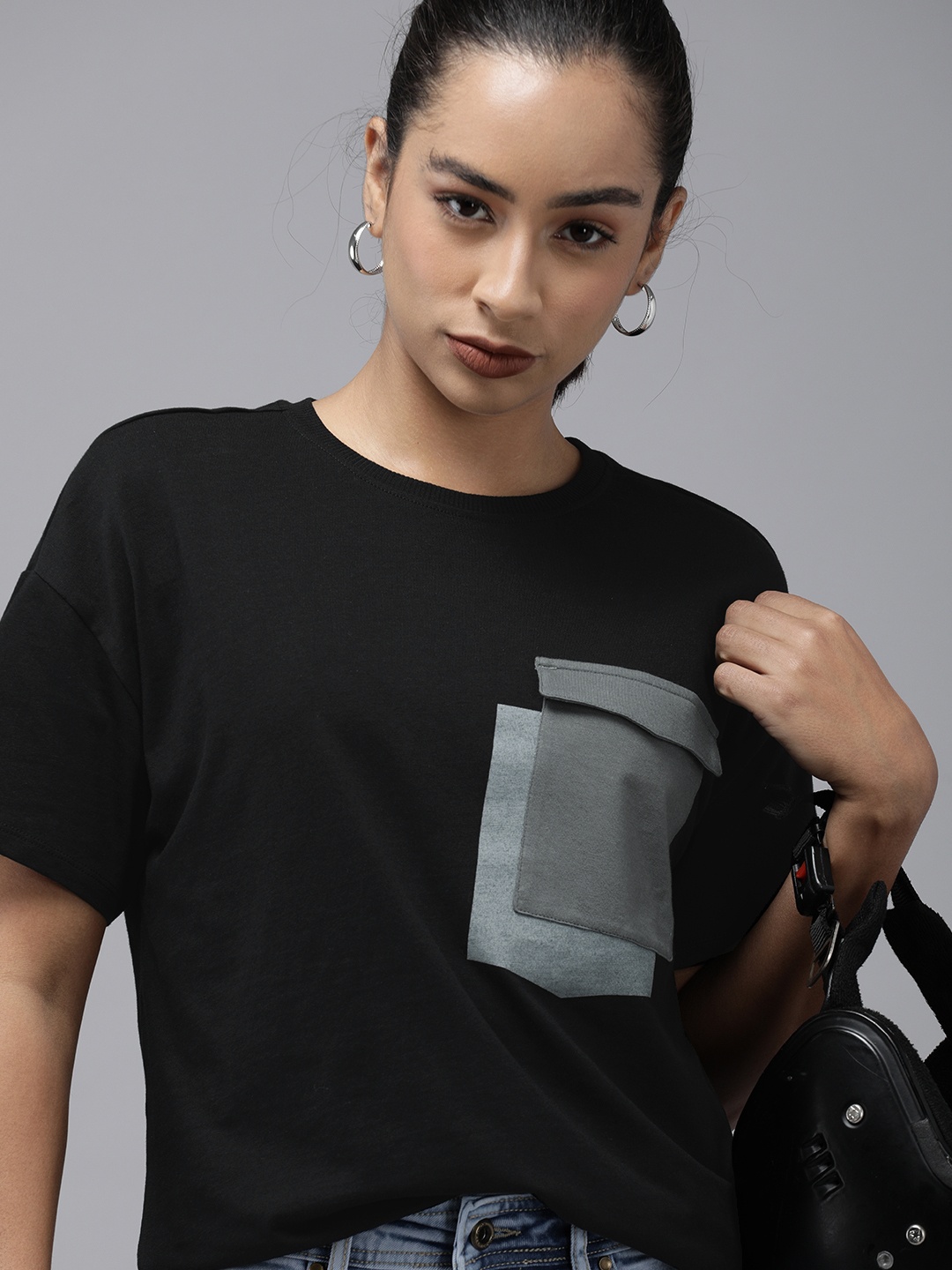 Roadster Women Black Solid Drop-Shoulder Sleeves Pure Cotton T-shirt with Flap Pocket
Roadster Women Black Solid Drop-Shoulder Sleeves Pure Cotton T-shirt with Flap Pocket