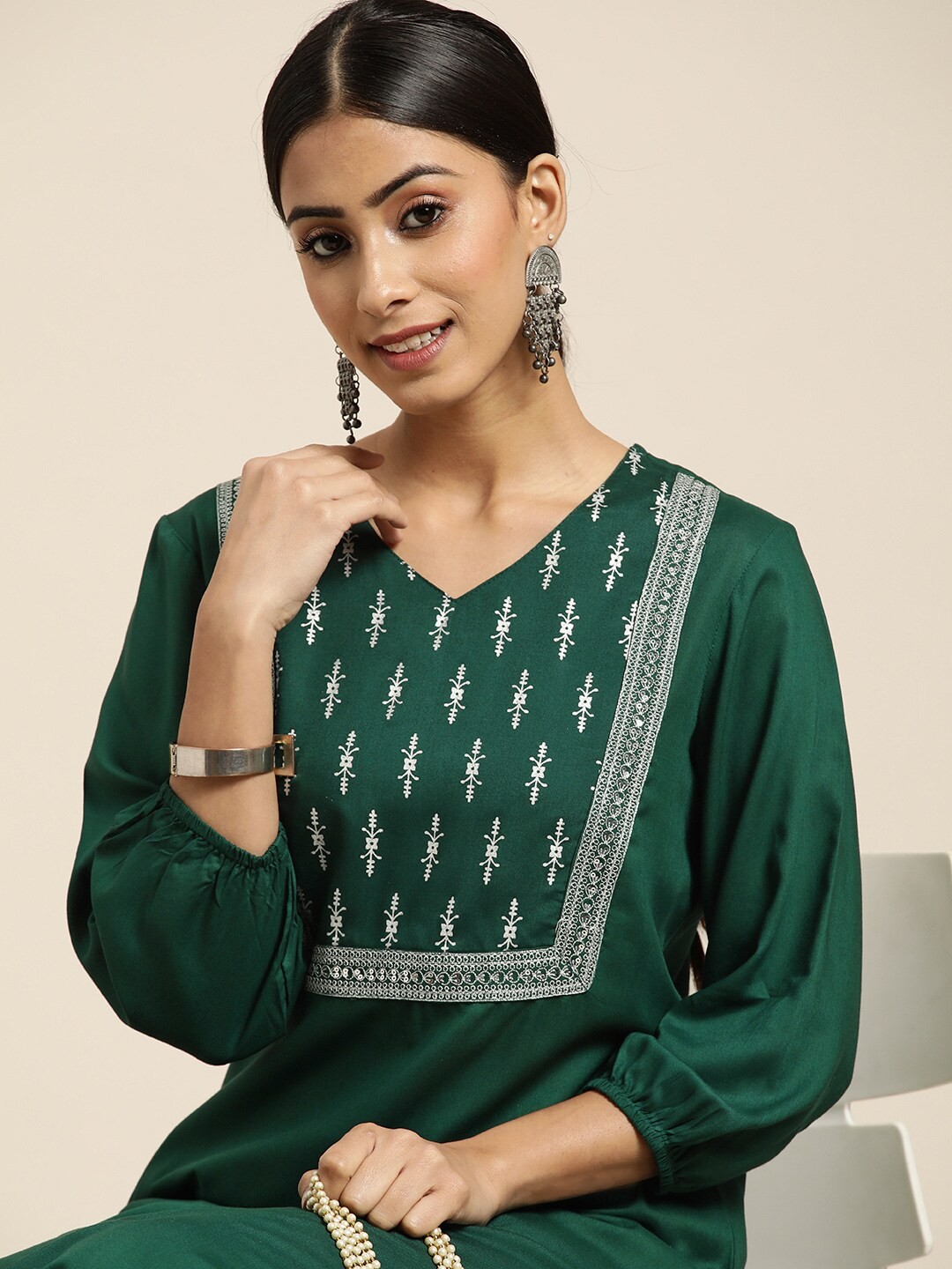 Sangria Women Ethnic Motifs Yoke Design Sequinned Kurta with Printed Palazzos, Green
Sangria Women Ethnic Motifs Yoke Design Sequinned Kurta with Printed Palazzos, Green