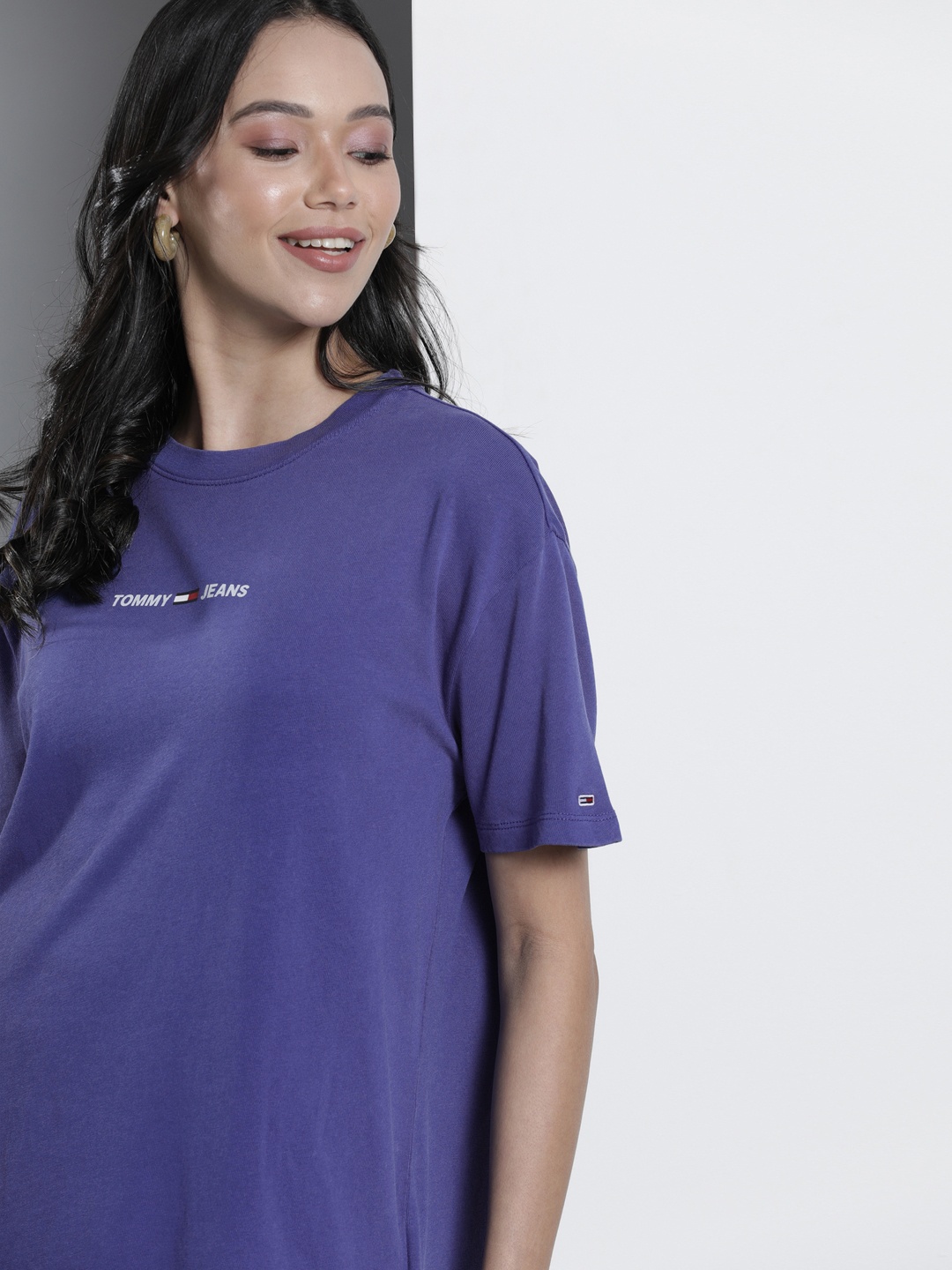 Tommy Hilfiger Women Blue Brand Logo Printed Drop-Shoulder Sleeves Loose Pure Cotton T-shirt
Tommy Hilfiger Women Blue Brand Logo Printed Drop-Shoulder Sleeves Loose Pure Cotton T-shirt