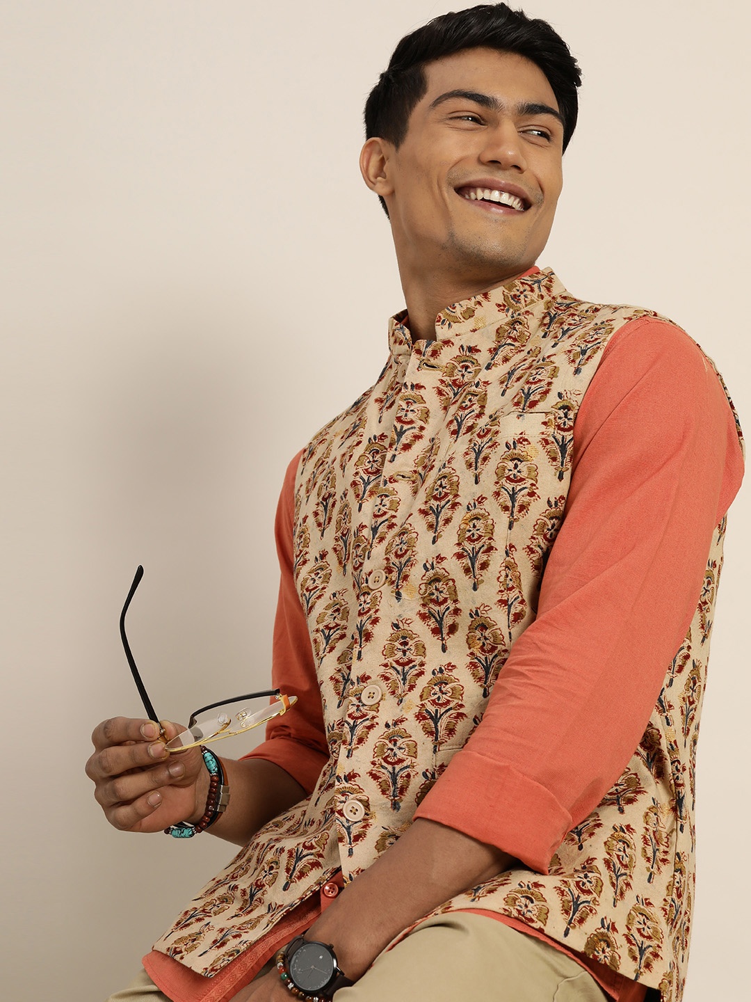 Taavi Men Beige & Brown Kalamkari Block Print Pure Cotton Sustainable Nehru Jacket
Taavi Men Beige & Brown Kalamkari Block Print Pure Cotton Sustainable Nehru Jacket