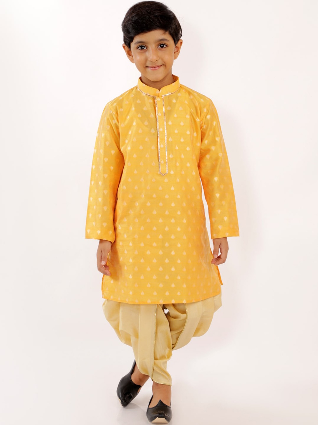 YK Boys Mustard Yellow & Gold Floral Jacquard Gotta Patti Straight Kurta & Dhoti Pants
YK Boys Mustard Yellow & Gold Floral Jacquard Gotta Patti Straight Kurta & Dhoti Pants
