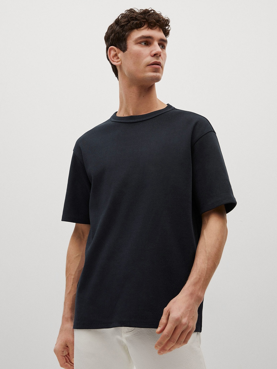 MANGO MAN Navy Blue Relaxed Fit Drop-Shoulder Sleeves Sustainable Cotton Pure Cotton T-shirt
MANGO MAN Navy Blue Relaxed Fit Drop-Shoulder Sleeves Sustainable Cotton Pure Cotton T-shirt