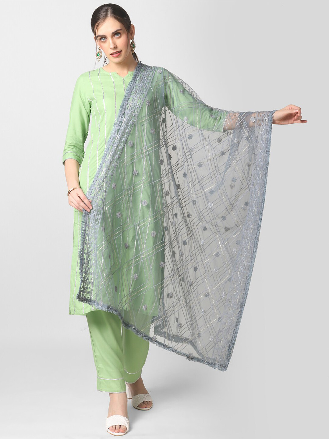 Dupatta Bazaar Grey & Silver Ethnic Motifs Embroidered Dupatta with Zari Detail
Dupatta Bazaar Grey & Silver Ethnic Motifs Embroidered Dupatta with Zari Detail